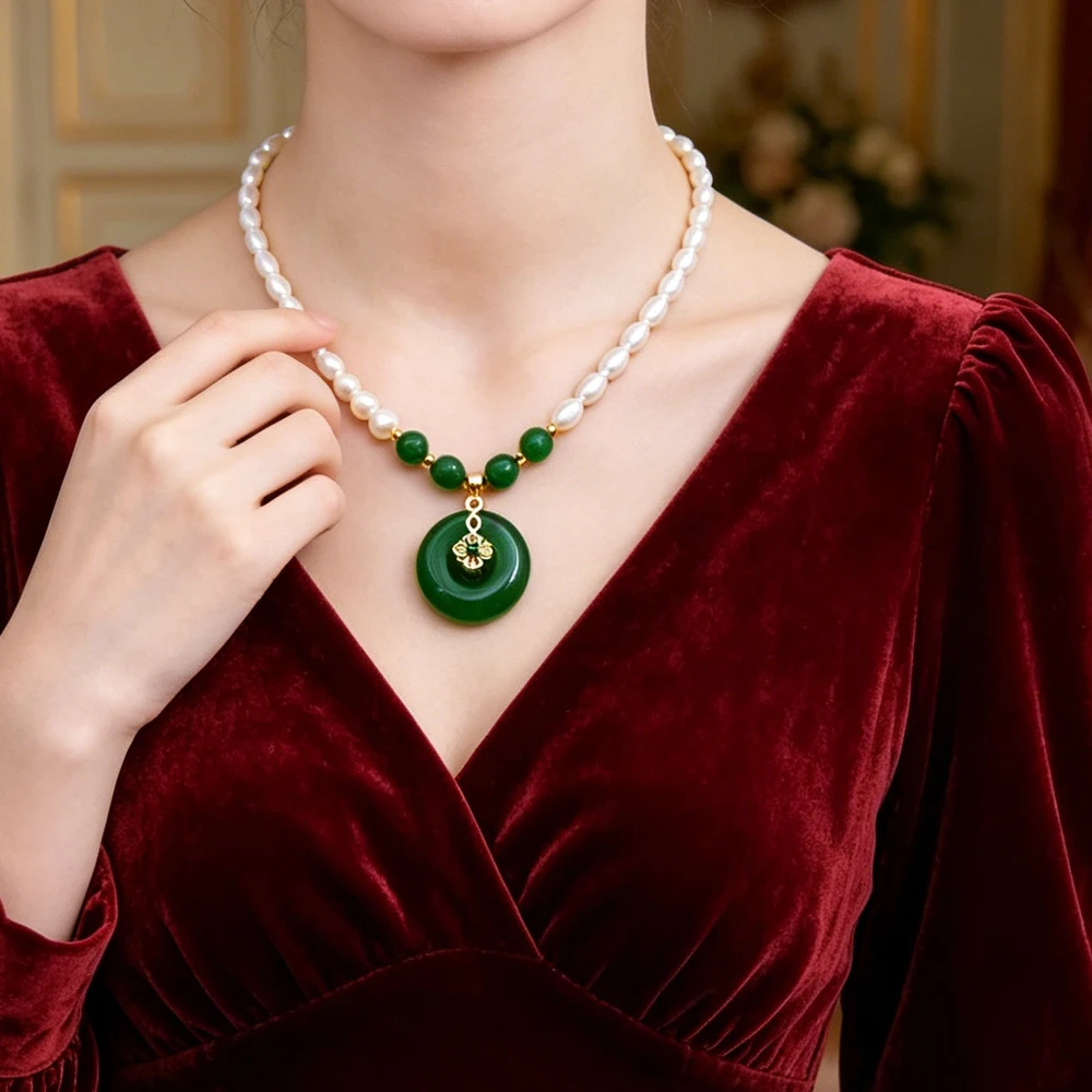 Retro Chinese Green Agate Peace Buckle Necklace Freshwater Pearl Beaded Chain Luxury Ethnic Style Pendant for Women Daily Wear
Retro Chinese Green Agate Peace Buckle Necklace Freshwater Pearl Beaded Chain Luxury Ethnic Style Pendant for Women Daily Wear