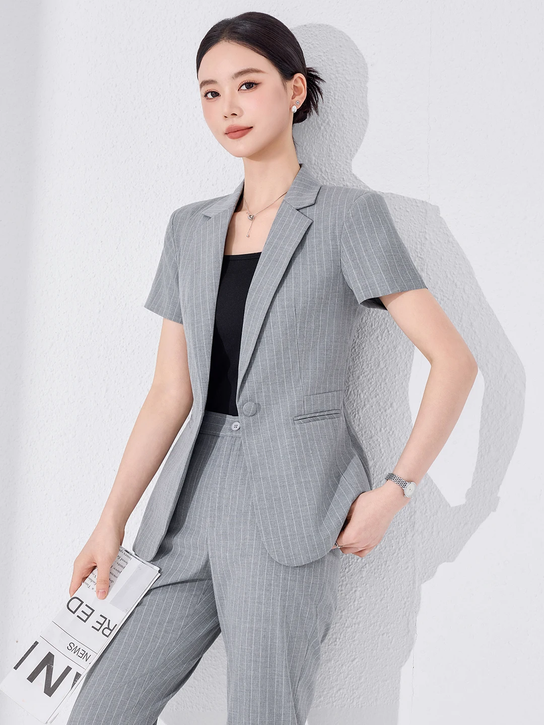 Light Grey Striped Women's Suit Set Short Sleeve Commute Professional Outfit 2026 New Summer Fitted Polyester Fiber
Light Grey Striped Women's Suit Set Short Sleeve Commute Professional Outfit 2026 New Summer Fitted Polyester Fiber