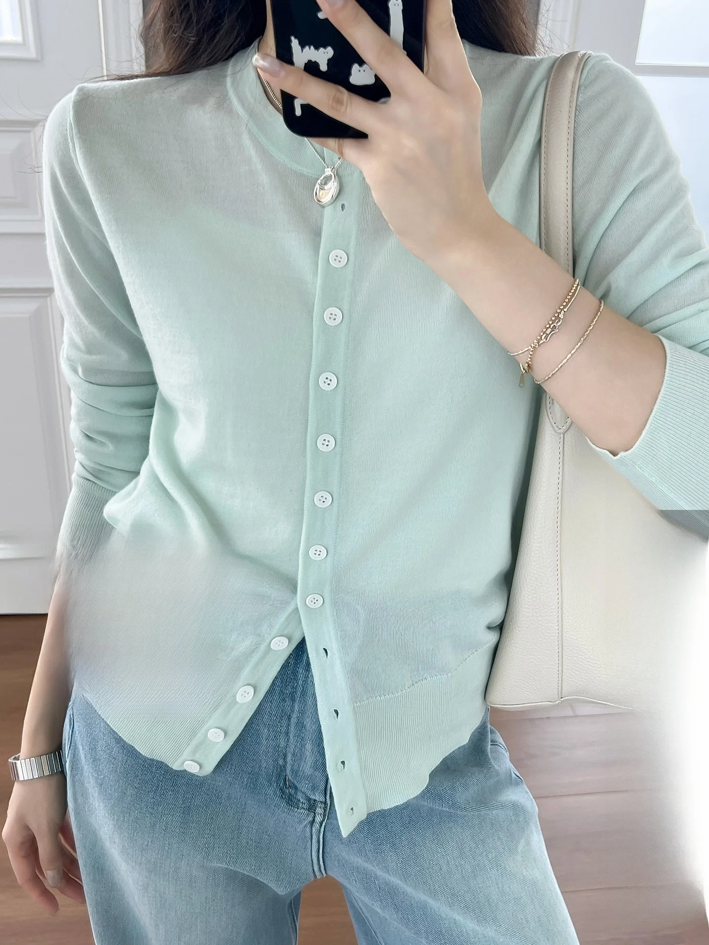 Вязаный шерстяной кардиган Meiyang с круглым вырезом, на пуговицах, с длинными рукавами, стандартный крой, однотонный, женская вязаная одежда
Вязаный шерстяной кардиган Meiyang с круглым вырезом, на пуговицах, с длинными рукавами, стандартный крой, однотонный, женская вязаная одежда