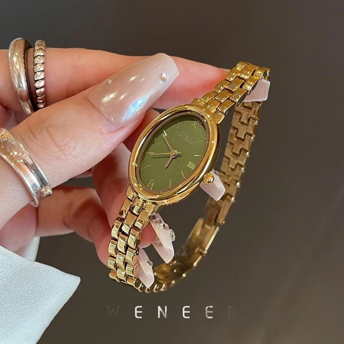 Elegant watch 2025 new stylelight luxury women's watchretro stylesteel strap women's watch, women's designer wristwatch.
Elegant watch 2025 new stylelight luxury women's watchretro stylesteel strap women's watch, women's designer wristwatch.