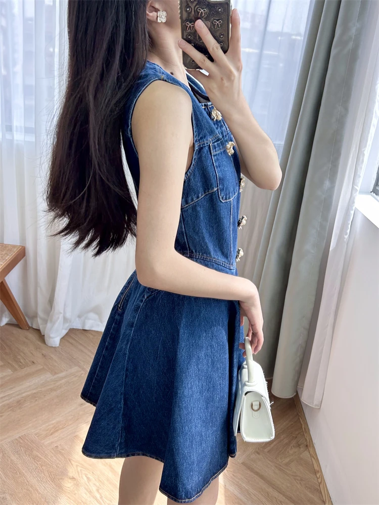 Tank top dress with heavyweight beaded buttons, elegant waist cinching, deep blue gold temperament, sleeveless denim skirt
Tank top dress with heavyweight beaded buttons, elegant waist cinching, deep blue gold temperament, sleeveless denim skirt