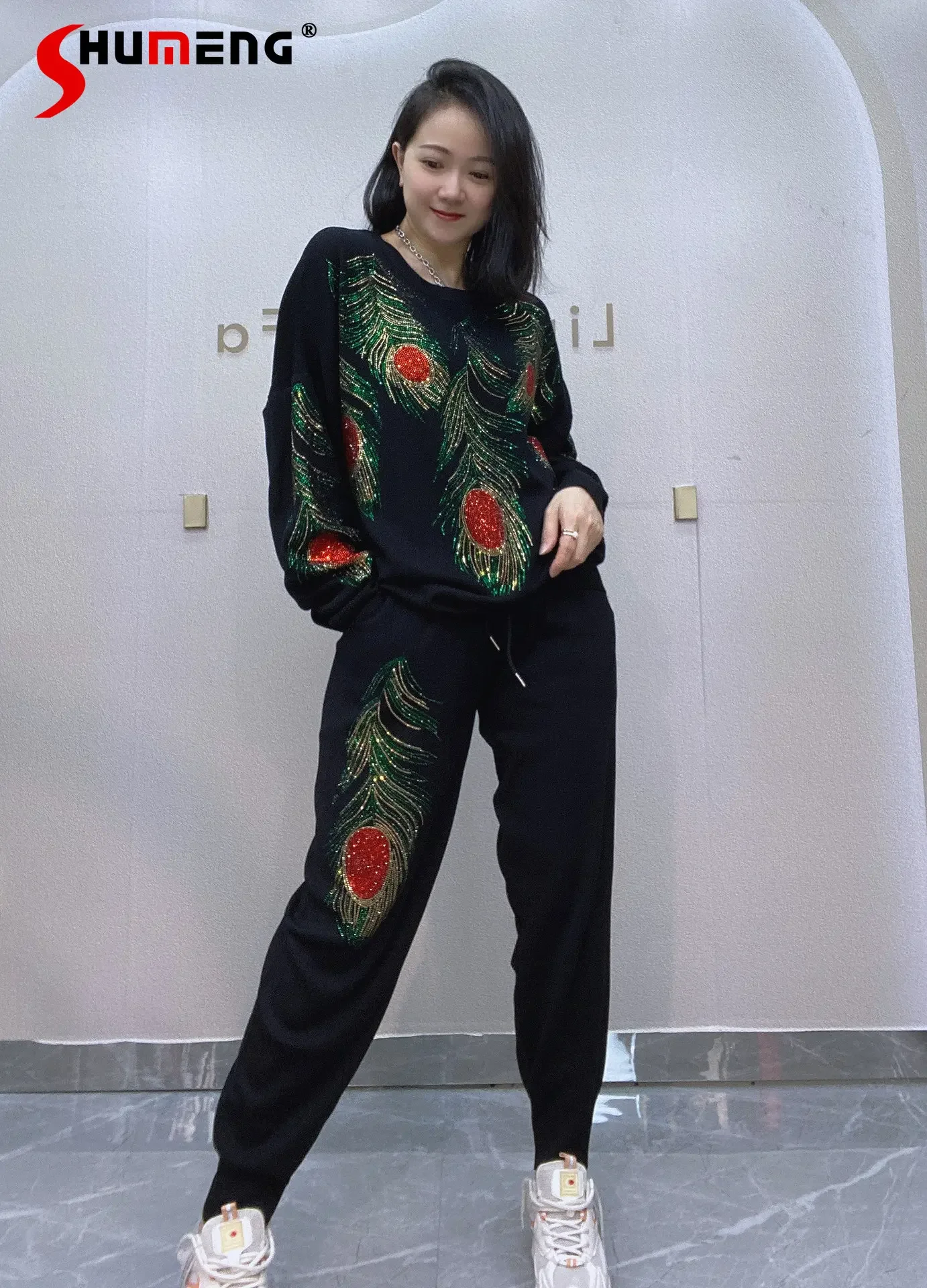 Machine Embroidery Rhinestone Feather Printing Oversized Tracksuit Women Knitted Sweater Harem Pants Two-Piece Sets Autumn 2022
Machine Embroidery Rhinestone Feather Printing Oversized Tracksuit Women Knitted Sweater Harem Pants Two-Piece Sets Autumn 2022