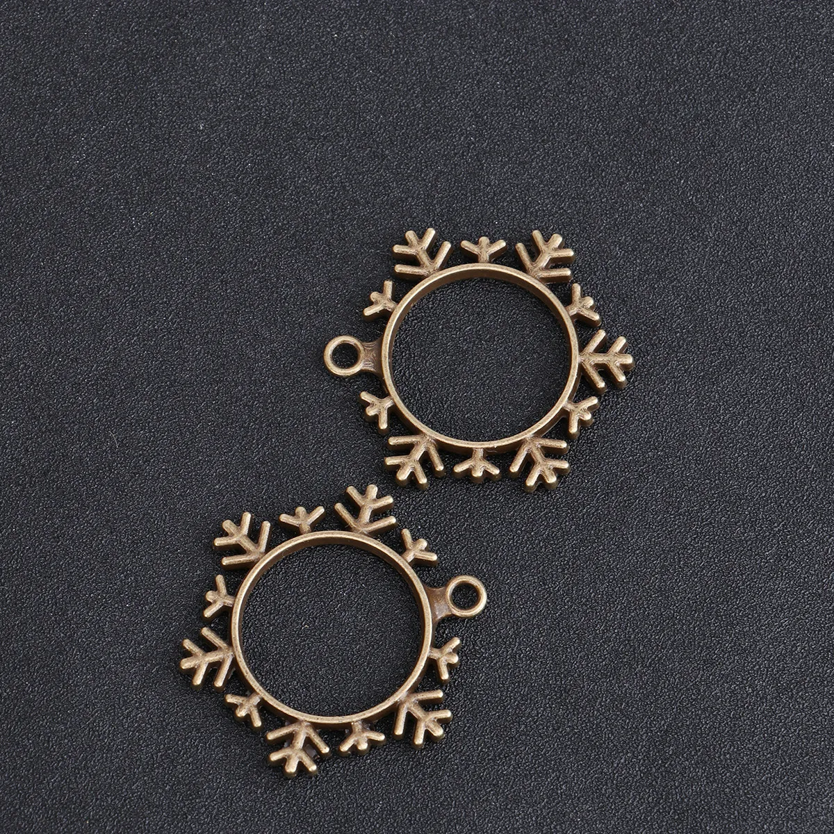 10 шт. заготовок для подвесок из сплава в форме снежинок, компоненты для самостоятельного изготовления украшений, креативные рамки для ожерелий, браслетов, серег, брелоков, для рукоделия и работы с смолой
10 шт. заготовок для подвесок из сплава в форме снежинок, компоненты для самостоятельного изготовления украшений, креативные рамки для ожерелий, браслетов, серег, брелоков, для рукоделия и работы с смолой