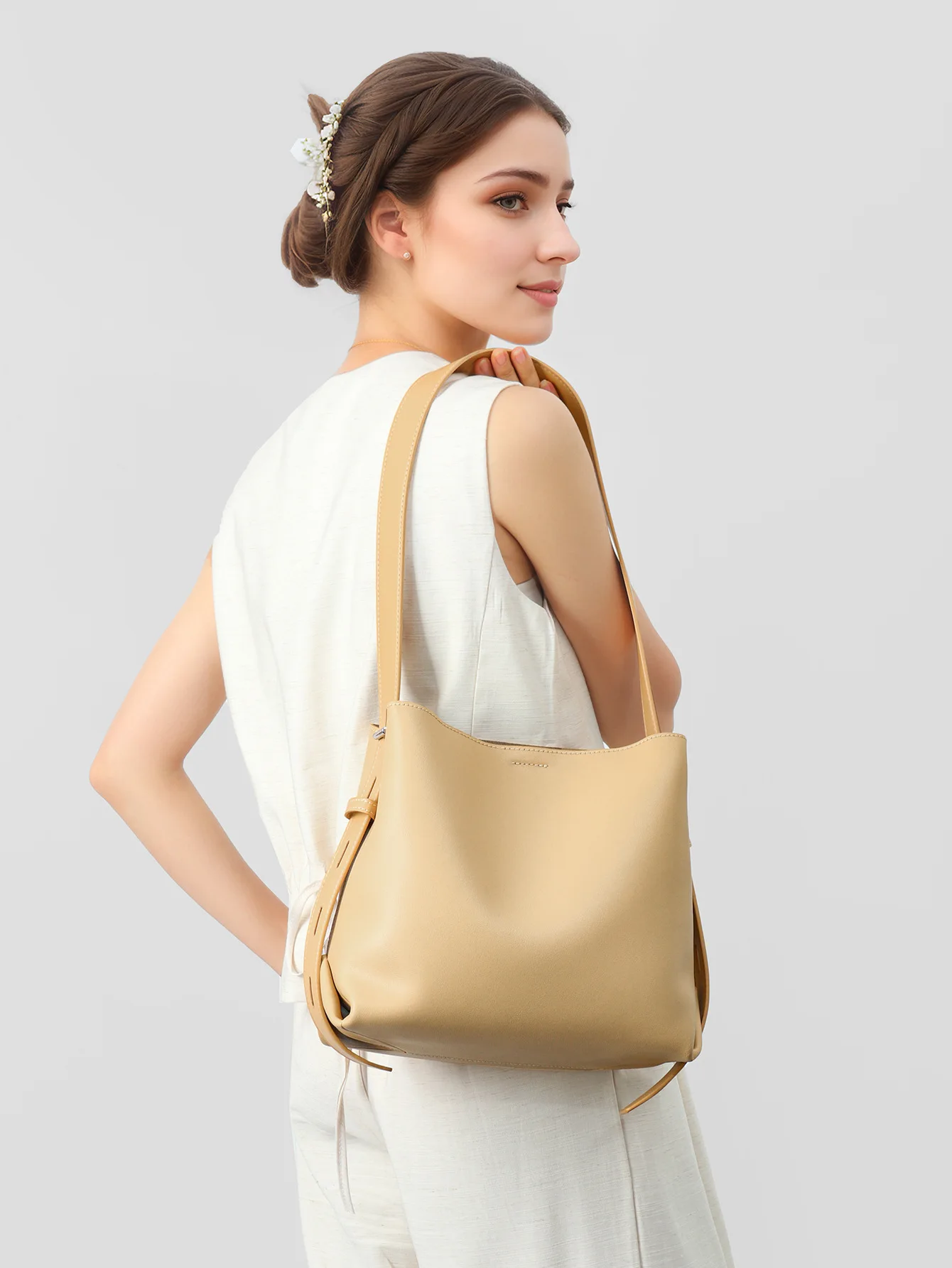 Women's Genuine Leather Bucket Bag 2026 New Korean Style High-End Sensation Large Capacity Crossbody Tote Handbag
Women's Genuine Leather Bucket Bag 2026 New Korean Style High-End Sensation Large Capacity Crossbody Tote Handbag