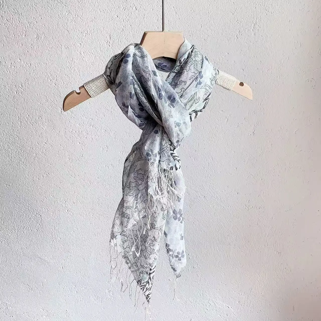 2026 Women's Pure Linen Floral Scarf Japan Fashion Blue White Printed Shawl with Tassels Breathable Summer Travel Beach Wrap
2026 Women's Pure Linen Floral Scarf Japan Fashion Blue White Printed Shawl with Tassels Breathable Summer Travel Beach Wrap