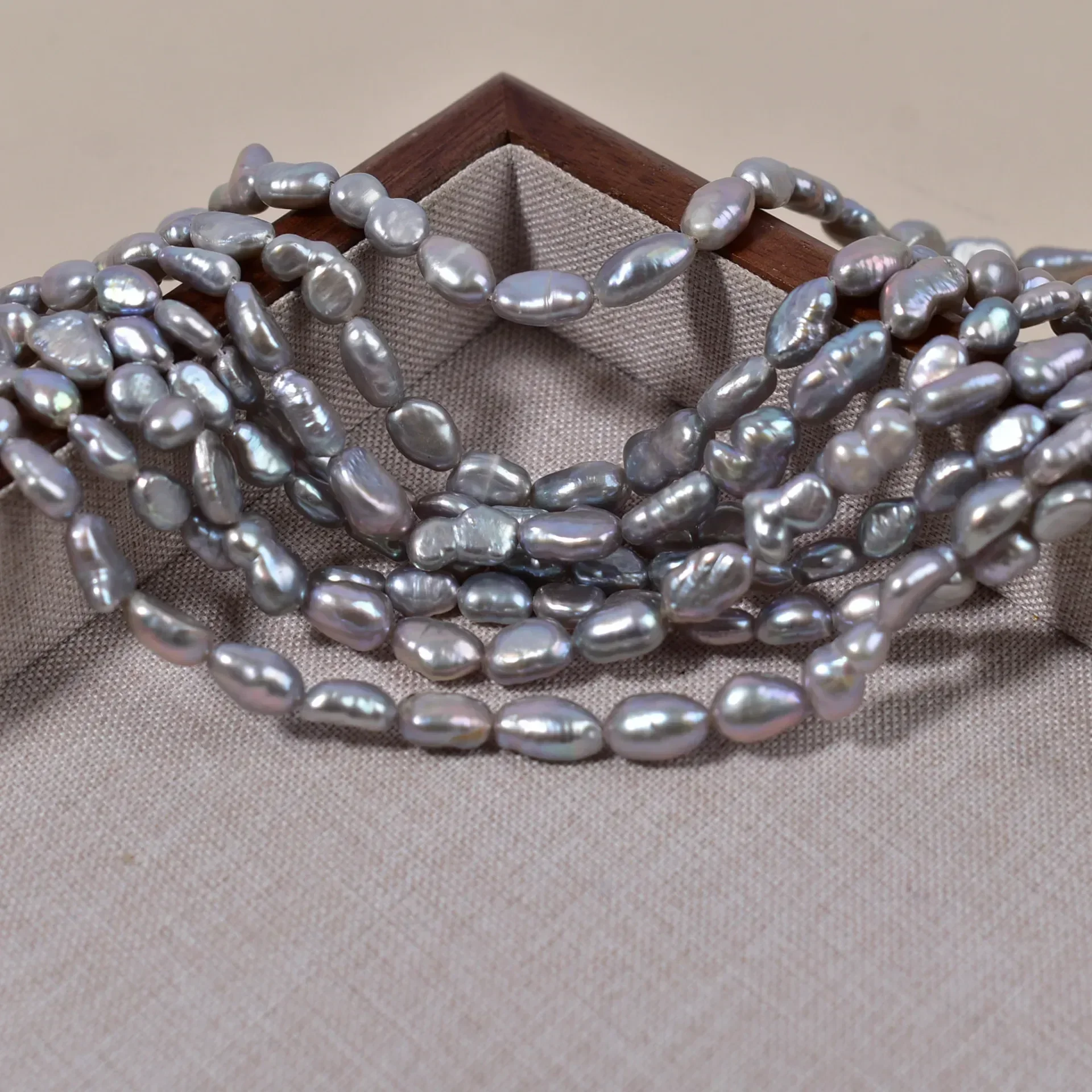 5-6mm3A Natural Freshwater Gray Irregular Pearl Bead Rare Mirror-Finish Gem Women Jewelry Make DIY Necklace Bracelet Accessories
5-6mm3A Natural Freshwater Gray Irregular Pearl Bead Rare Mirror-Finish Gem Women Jewelry Make DIY Necklace Bracelet Accessories