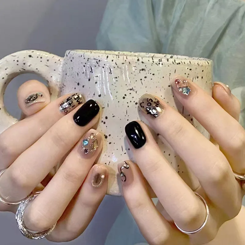 24pcs Graffiti Letter Press-On Nails - Pure Black With 3D Gold Chain & Rhinestones Short Round False Nails
24pcs Graffiti Letter Press-On Nails - Pure Black With 3D Gold Chain & Rhinestones Short Round False Nails