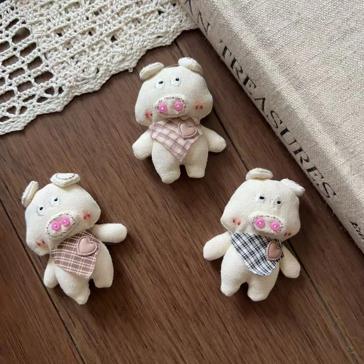 Handmade Stuffed Cotton Pig Hair Clip Brooch Pin for DIY Hat Scarf Bag Shoe Sock Garment Trim Soft Cute
Handmade Stuffed Cotton Pig Hair Clip Brooch Pin for DIY Hat Scarf Bag Shoe Sock Garment Trim Soft Cute