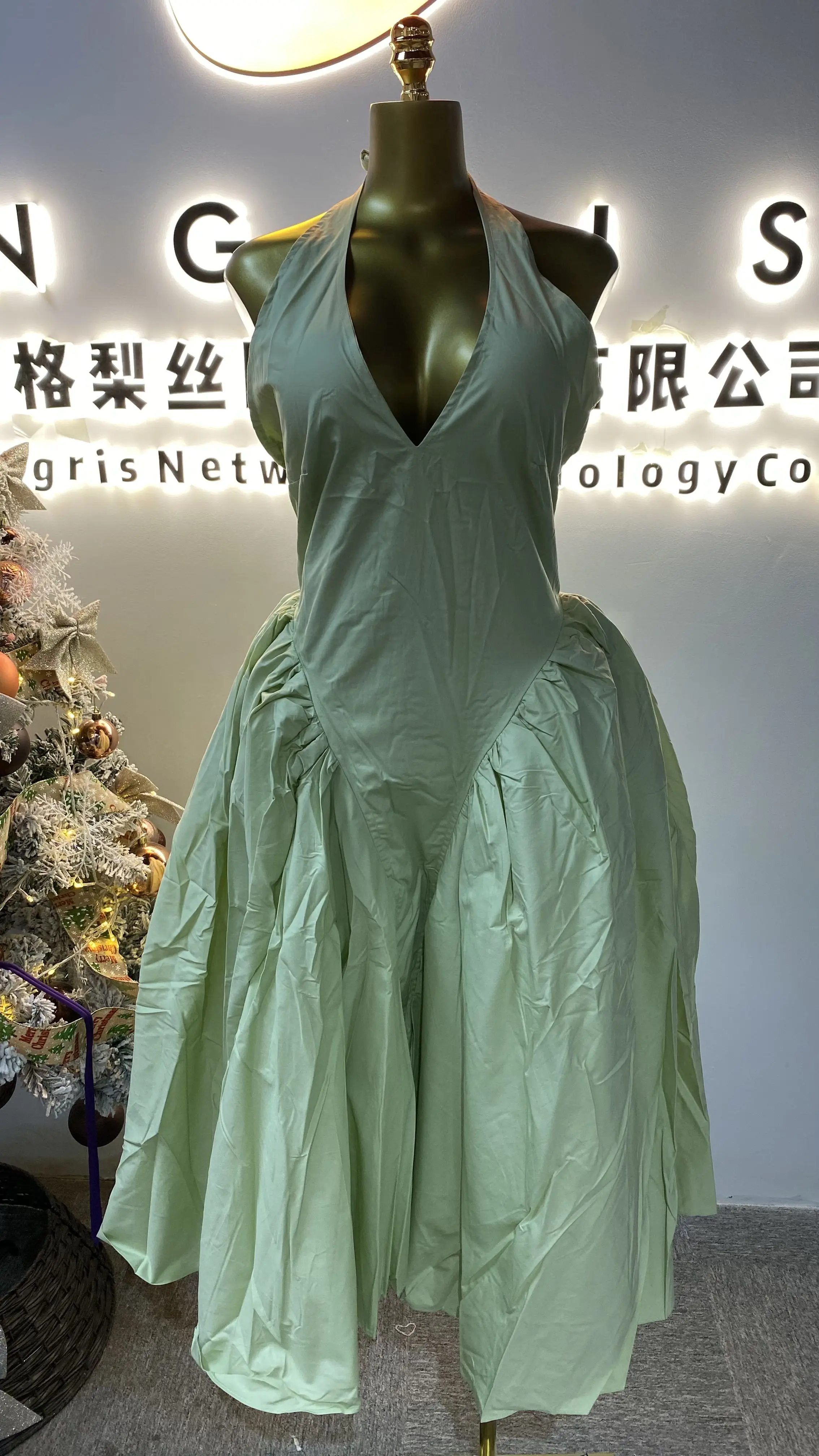 Summer new sweet and fresh backless v-neck high waist medium slim a-line maxi dress-GZXX412
Summer new sweet and fresh backless v-neck high waist medium slim a-line maxi dress-GZXX412