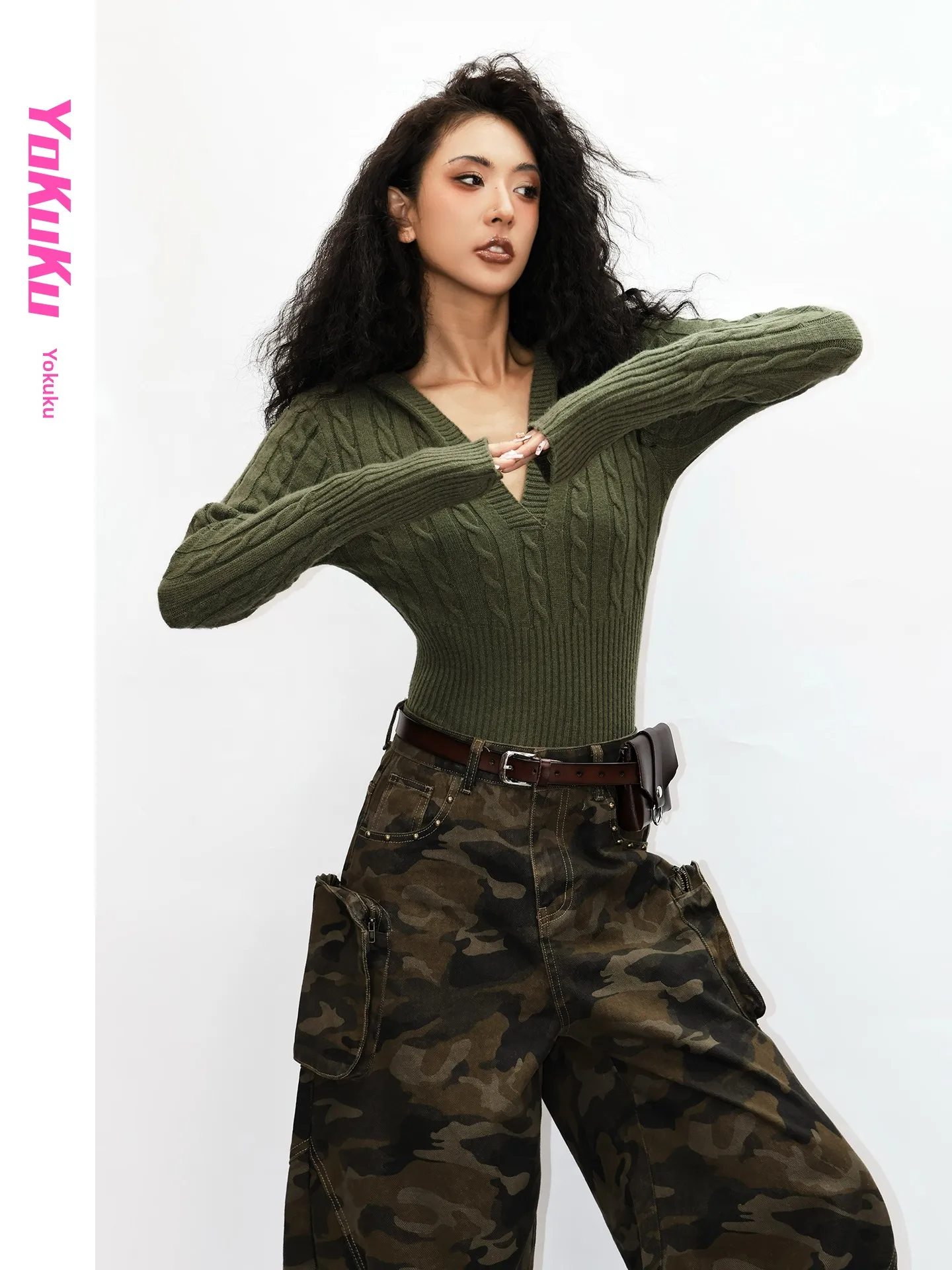 Warm Deep V Neck Hooded Twisted Knit Sweater American Retro Color Yikukuu Commuter Style Slim Fit Long Sleeve Autumn Wear
Warm Deep V Neck Hooded Twisted Knit Sweater American Retro Color Yikukuu Commuter Style Slim Fit Long Sleeve Autumn Wear