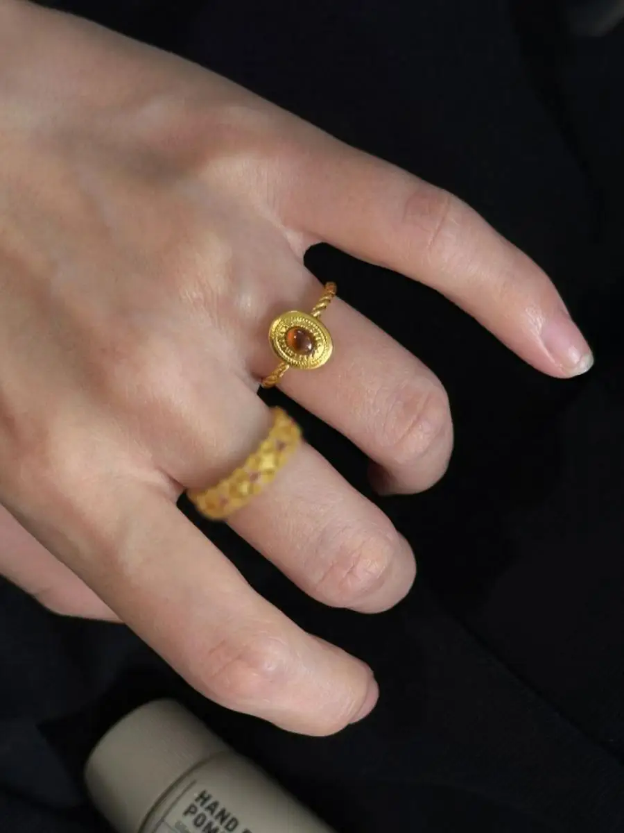 Vintage Gold Red Stone Ring for Women 's Eye Embedded Luxury Lightweight Court Slized Finger Ring Faion Jewelry
Vintage Gold Red Stone Ring for Women 's Eye Embedded Luxury Lightweight Court Slized Finger Ring Faion Jewelry