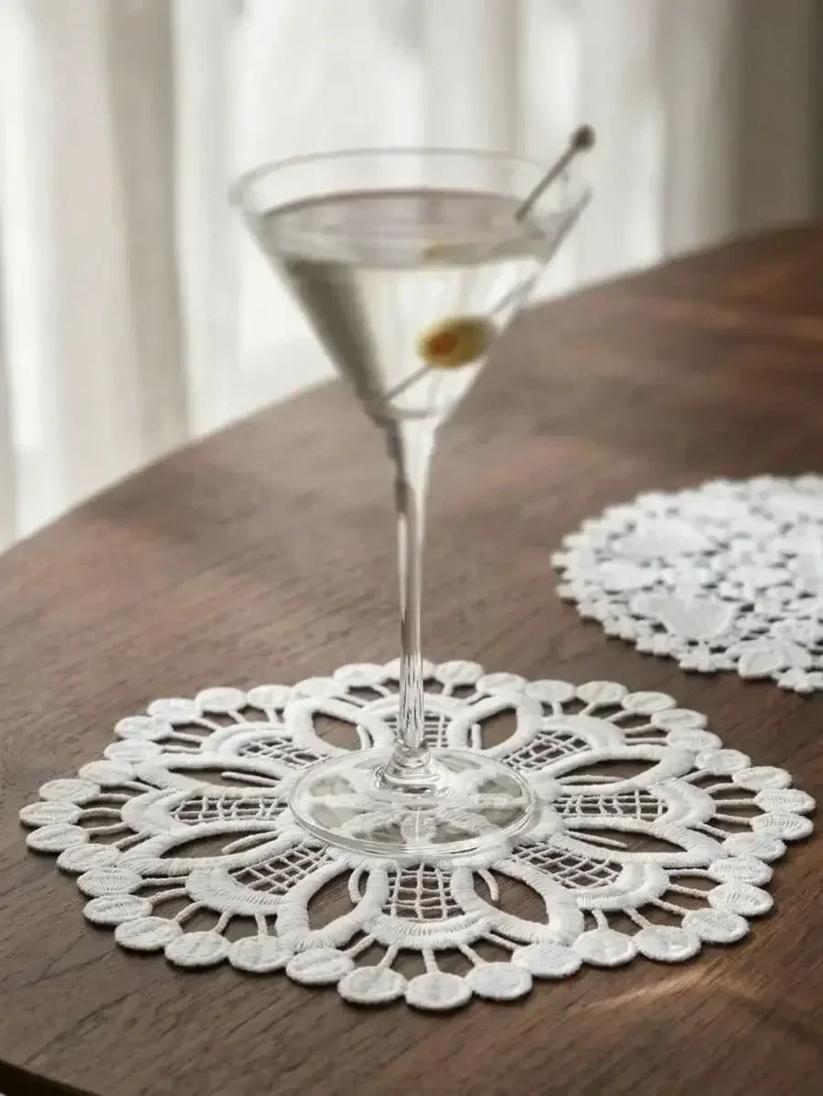 1 New Embroidered Napkin, Circular Shape, Exquisite Floral Pattern, Non-Slip Base, Reusable, Heat-Resistant, Lightweight. Perfec
1 New Embroidered Napkin, Circular Shape, Exquisite Floral Pattern, Non-Slip Base, Reusable, Heat-Resistant, Lightweight. Perfec
