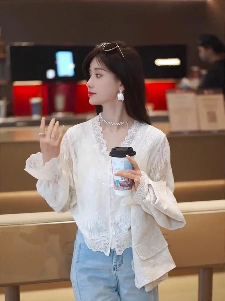 Корейская роскошная дизайнерская блузка с V-образным вырезом и кружевом, женская модная свободная рубашка с длинным рукавом, классического цвета, на пуговицах
Корейская роскошная дизайнерская блузка с V-образным вырезом и кружевом, женская модная свободная рубашка с длинным рукавом, классического цвета, на пуговицах