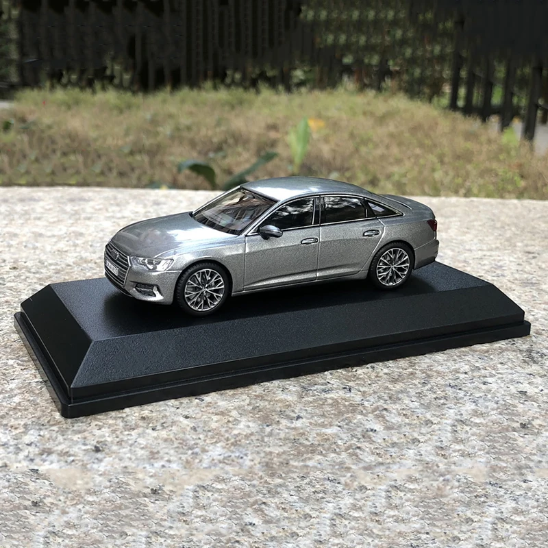 Оригинальная новая модель автомобиля из сплава 1:43 2018 A6L Серебряная Классическая коллекция для взрослых Подарочный дисплей сувенир
Оригинальная новая модель автомобиля из сплава 1:43 2018 A6L Серебряная Классическая коллекция для взрослых Подарочный дисплей сувенир