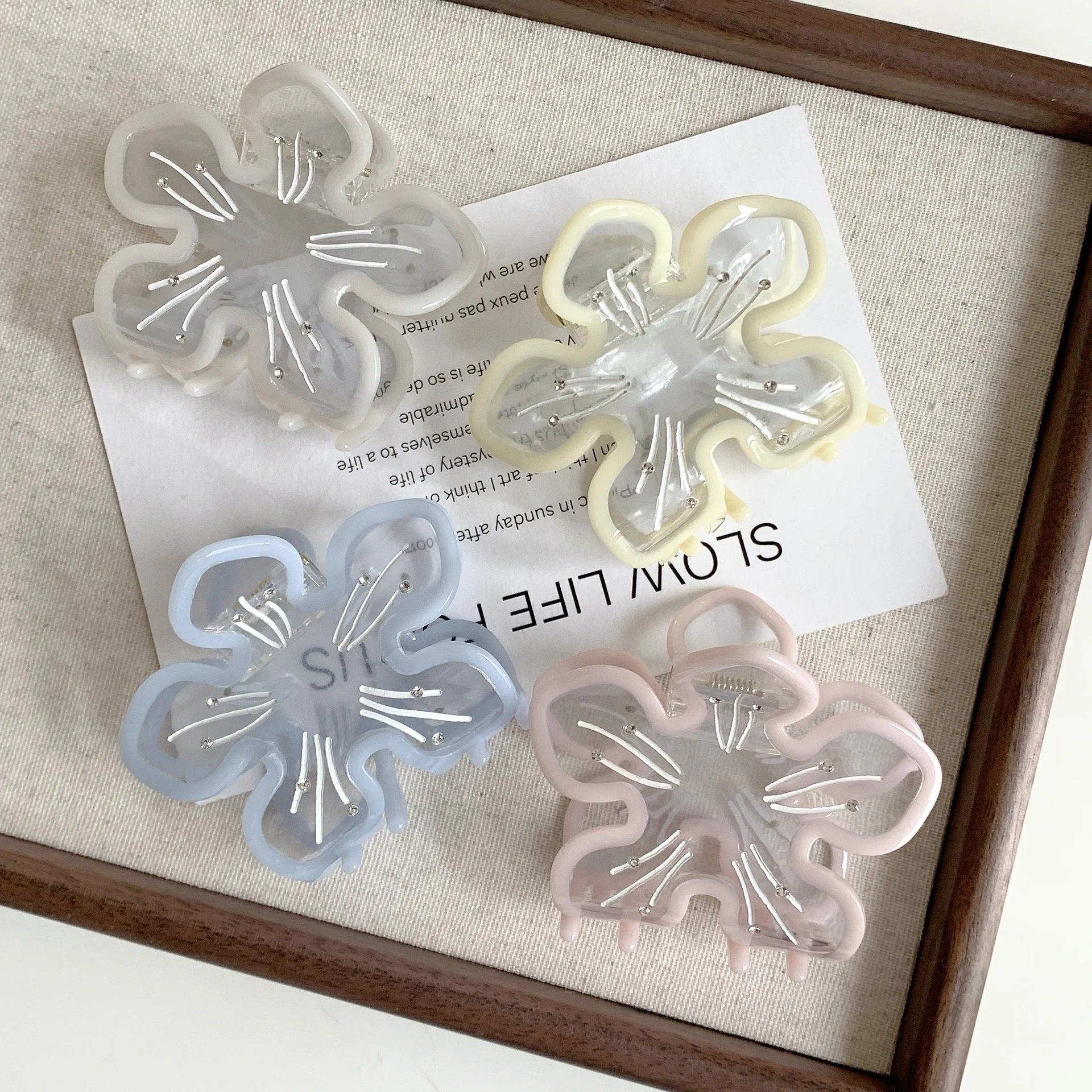 Милая заколка для волос с цветком и стразами, Сакура, заколка для волос с уксусной кислотой, цветок в виде акулы, корейский стиль, геометрическая прозрачная заколка для волос для девочек
Милая заколка для волос с цветком и стразами, Сакура, заколка для волос с уксусной кислотой, цветок в виде акулы, корейский стиль, геометрическая прозрачная заколка для волос для девочек