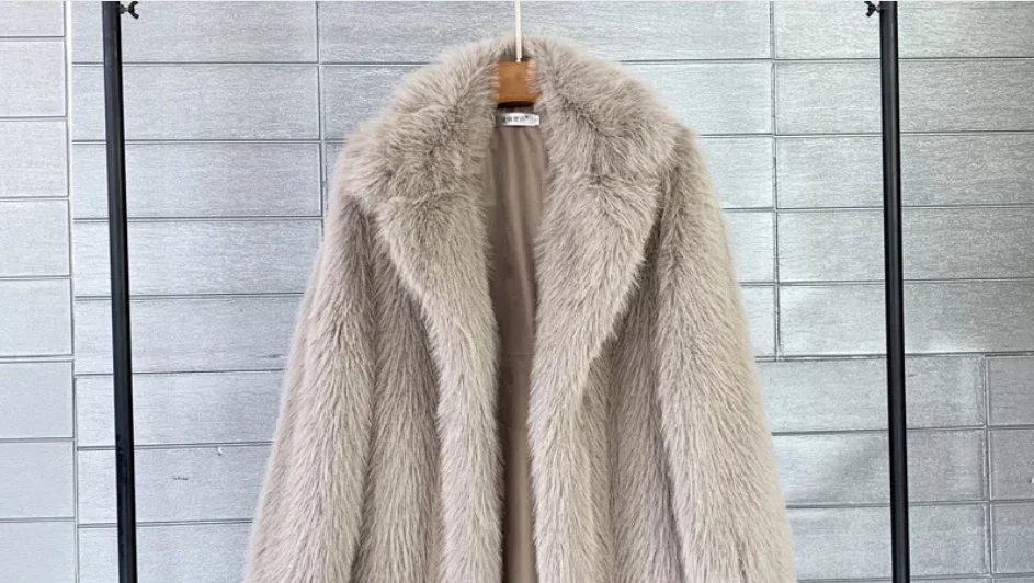 Шуба из искусственного меха, женственная элегантность, новинка 2025 года, зимняя женская шуба, модная однотонная женская шуба с лацканами и темпераментом 
Шуба из искусственного меха, женственная элегантность, новинка 2025 года, зимняя женская шуба, модная однотонная женская шуба с лацканами и темпераментом