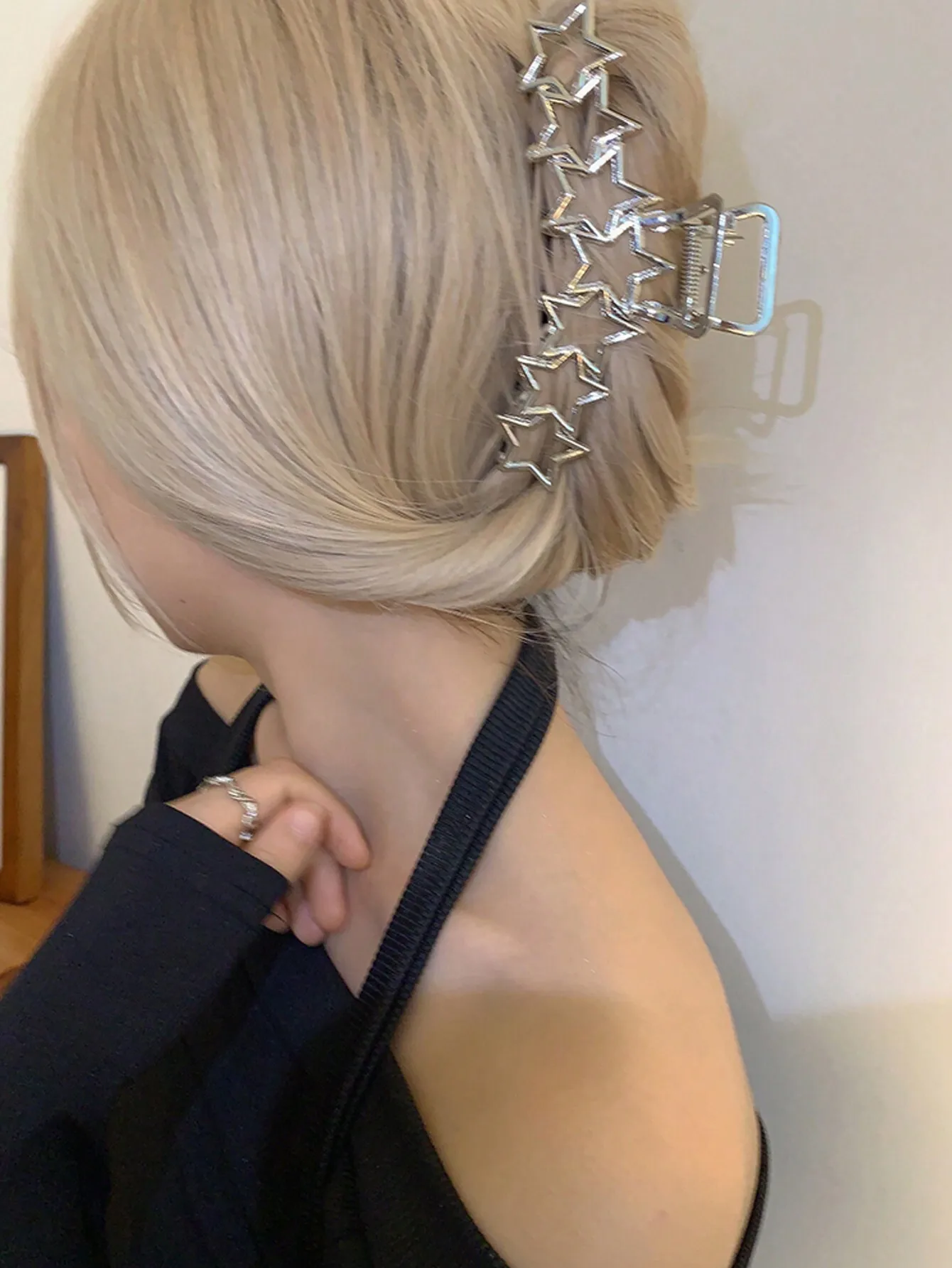 1pc Silver Metal Alloy Pentagram Hair Clip, Y2K Style, Fashionable & Versatile, Elegant & Chic, Minimalist Design, Solid Color, Suitable For Daily Wear, Parties, Commutes, Vacations, Hairstyling, Makeup And Clothing Accessorizing,Hair Accessories
1pc Silver Metal Alloy Pentagram Hair Clip, Y2K Style, Fashionable & Versatile, Elegant & Chic, Minimalist Design, Solid Color, Suitable For Daily Wear, Parties, Commutes, Vacations, Hairstyling, Makeup And Clothing Accessorizing,Hair Accessories