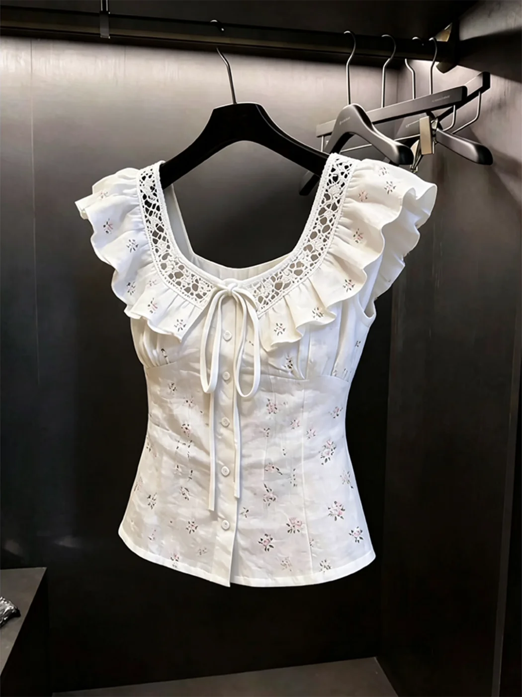 Stylish Embroidered Lace Trimmed Fly Sleeve Vest Slimming Waist Design Women's Beautiful Summer Top Korean Style Commute Wind
Stylish Embroidered Lace Trimmed Fly Sleeve Vest Slimming Waist Design Women's Beautiful Summer Top Korean Style Commute Wind