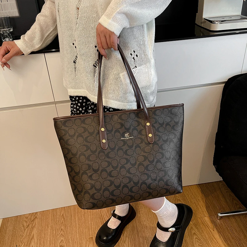 Luxury Minimalist Messenger Bag For Women Designer Paris Fashion With Vintage Leather Solid Color And Trendy Logo
Luxury Minimalist Messenger Bag For Women Designer Paris Fashion With Vintage Leather Solid Color And Trendy Logo