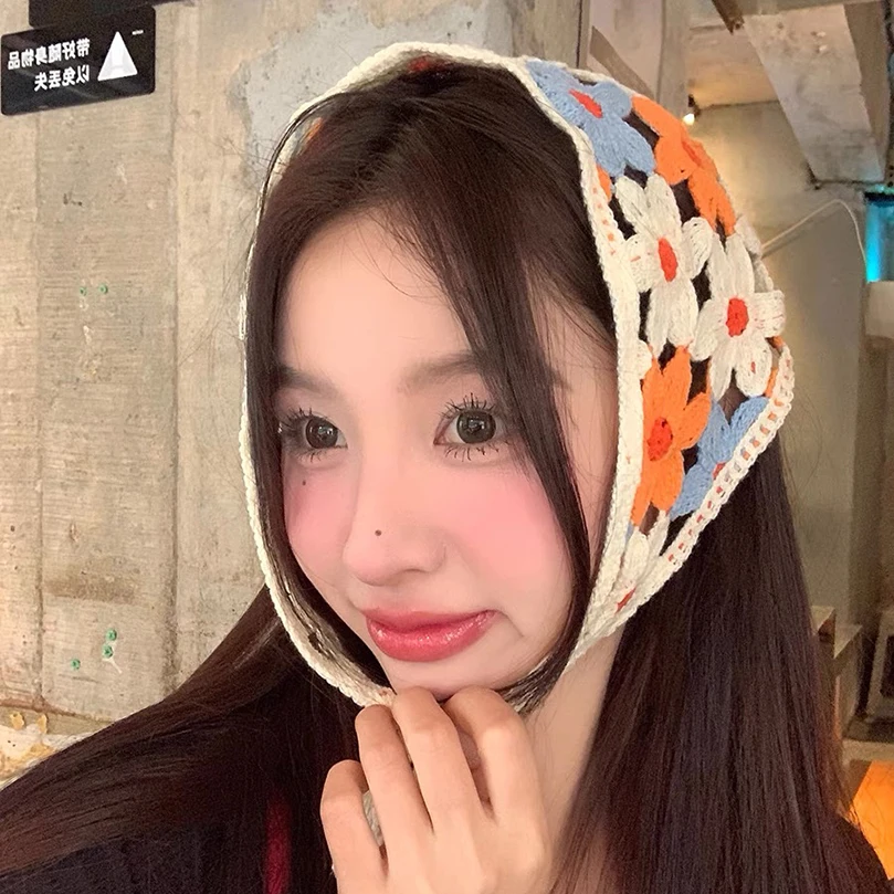 Женский трикотажный треугольный шарф-повязка с цветочным узором
Женский трикотажный треугольный шарф-повязка с цветочным узором