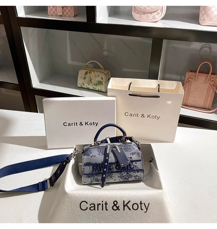 Luxury Chinese Embroidery Pillow Bag High Quality Textured Leather Fashion Women's Handbag Lady Purse Shoulder Crossbody Bag
Luxury Chinese Embroidery Pillow Bag High Quality Textured Leather Fashion Women's Handbag Lady Purse Shoulder Crossbody Bag