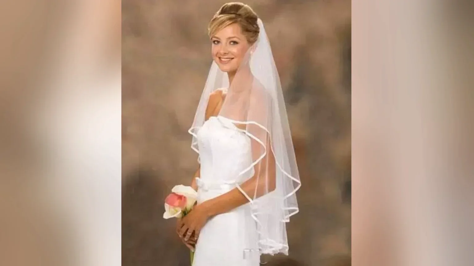 Новая простая короткая двухслойная фата из тюля с расческой, белая фата для свадебных аксессуаров невесты 2023
Новая простая короткая двухслойная фата из тюля с расческой, белая фата для свадебных аксессуаров невесты 2023