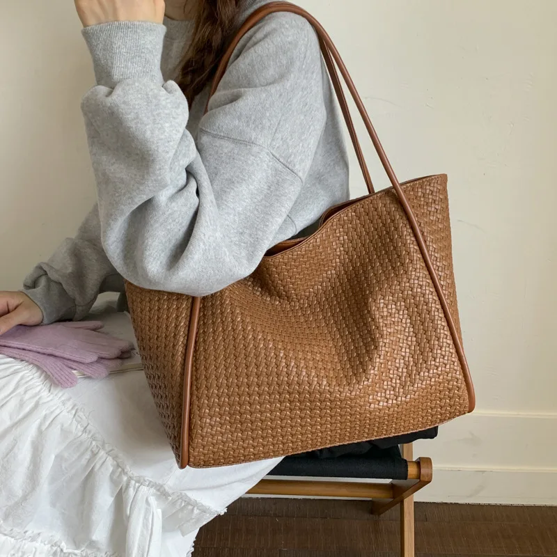 Модная модная сумка через плечо для женщин, повседневная сумка на плечо для поездок на работу, стильная дизайнерская роскошная сумка-тоут большой вместимости для женщин
Модная модная сумка через плечо для женщин, повседневная сумка на плечо для поездок на работу, стильная дизайнерская роскошная сумка-тоут большой вместимости для женщин