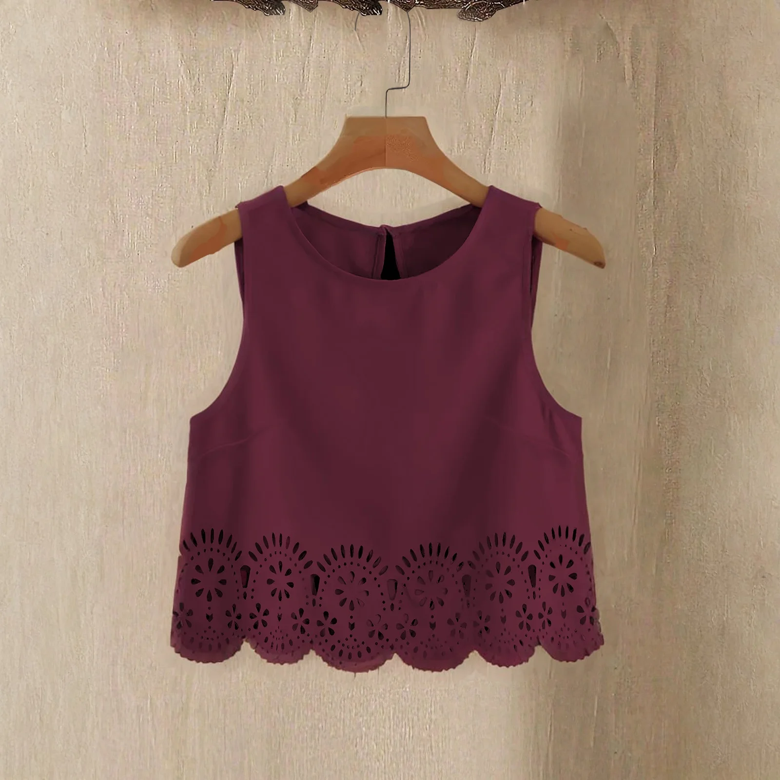 Hollow Lace Sleeveless Vest Top Women'S Casual Solid Color Vest Fashionable Vest Top
Hollow Lace Sleeveless Vest Top Women'S Casual Solid Color Vest Fashionable Vest Top