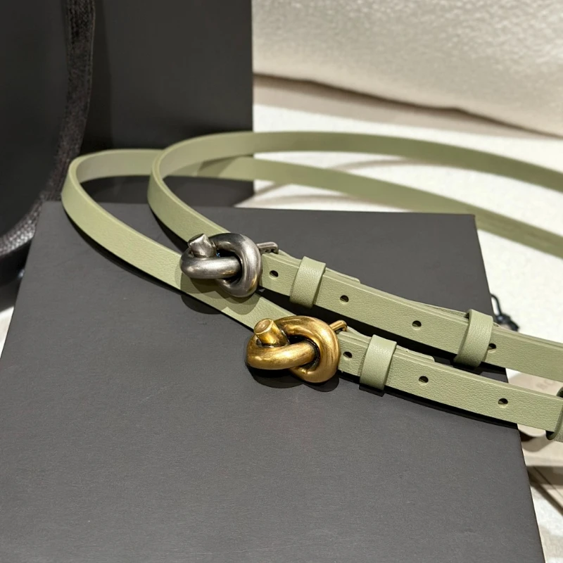 Ремень премиум-качества из натуральной телячьей кожи с узлом 1,2 мм
Ремень премиум-качества из натуральной телячьей кожи с узлом 1,2 мм