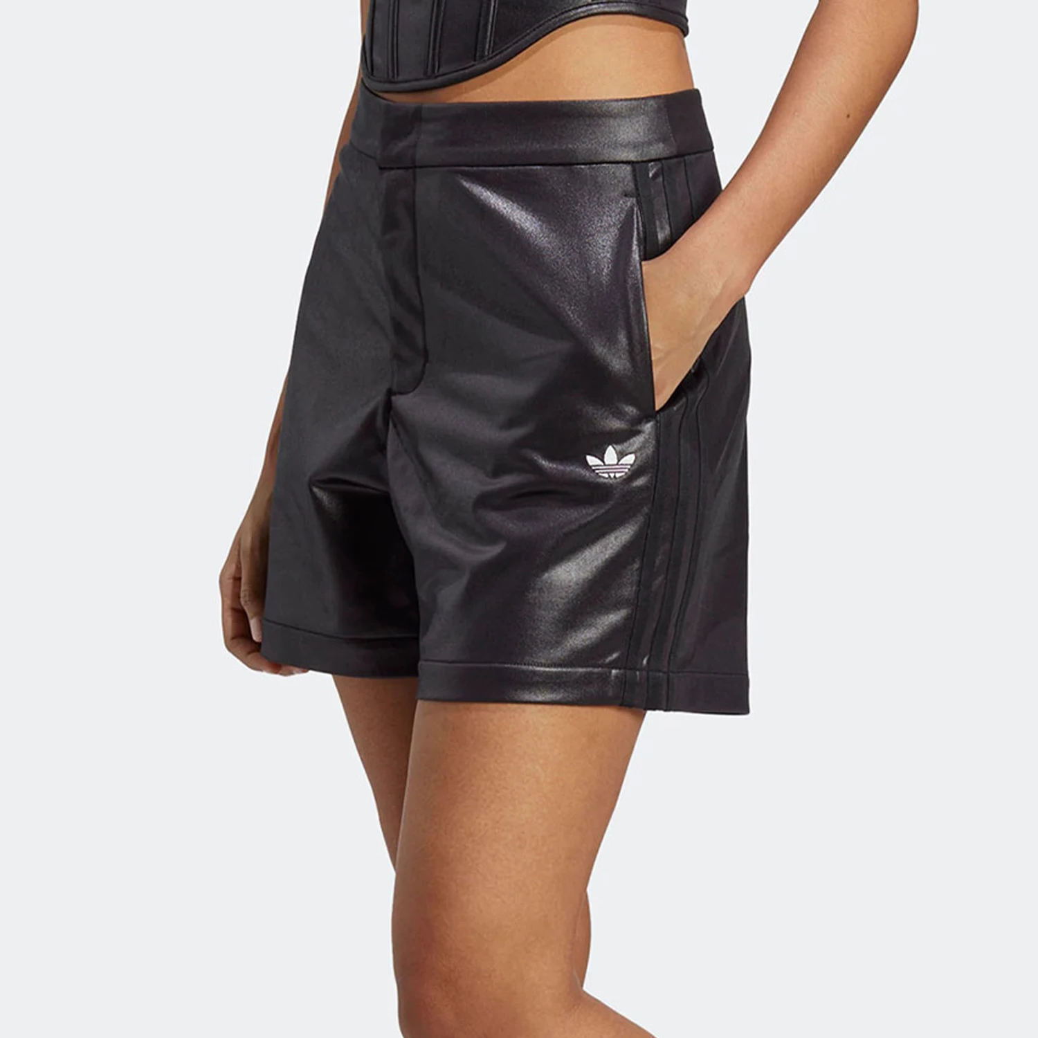 Adidas Original Trefoil Women's Fashion Glossy Loose Casual Shorts IQ3408
Adidas Original Trefoil Women's Fashion Glossy Loose Casual Shorts IQ3408