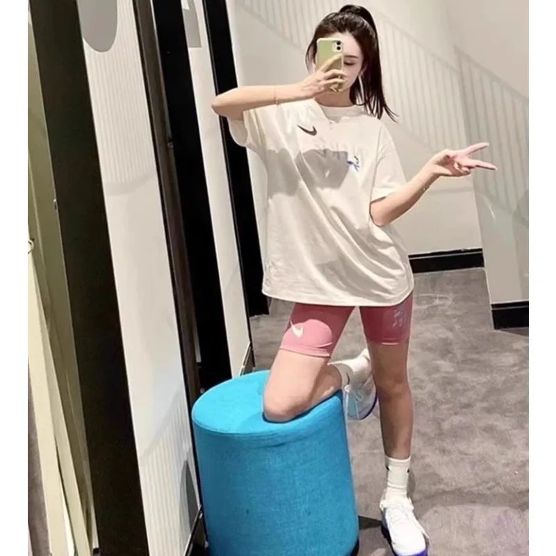 Nike Letter Pattern Print American Retro Loose Round Neck Short Sleeve, Shoulder Sleeve T-shirt, Women's Model, Sail White
Nike Letter Pattern Print American Retro Loose Round Neck Short Sleeve, Shoulder Sleeve T-shirt, Women's Model, Sail White