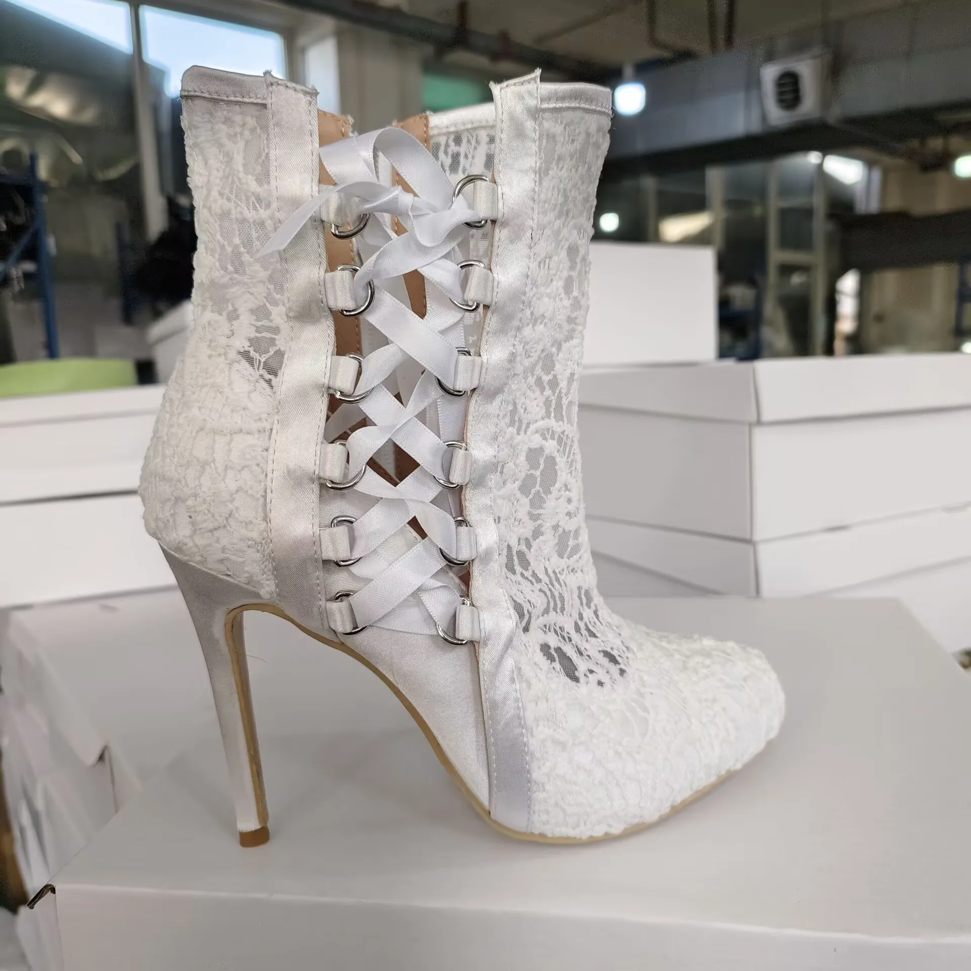 Lace Bow Elegant Ladies Wedding Shoes 2024 Summer New Round Toe Hollow Street Style Thin High Heels White Mesh Sweet Sandals
Lace Bow Elegant Ladies Wedding Shoes 2024 Summer New Round Toe Hollow Street Style Thin High Heels White Mesh Sweet Sandals