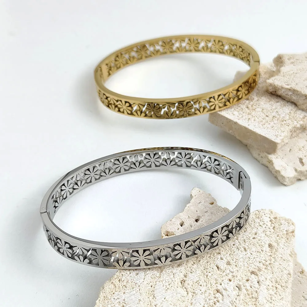 Romantic hollow daisy simple shape stainless steel 18K women's bracelets, wear in casual or work scenarios, etc.
Romantic hollow daisy simple shape stainless steel 18K women's bracelets, wear in casual or work scenarios, etc.