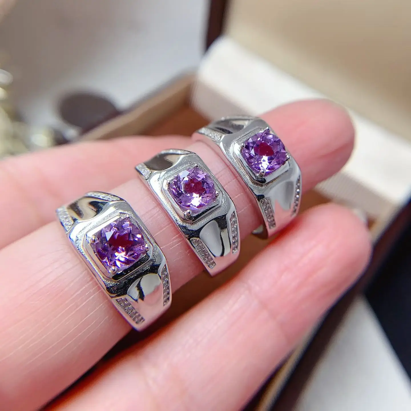 Настоящее серебро 925 пробы с кристаллами для мужчин, кольцо с натуральным аметистом и сертификатом, 6 мм, 0,8 карата, бразильский аметист, мужские серебряные украшения
Настоящее серебро 925 пробы с кристаллами для мужчин, кольцо с натуральным аметистом и сертификатом, 6 мм, 0,8 карата, бразильский аметист, мужские серебряные украшения