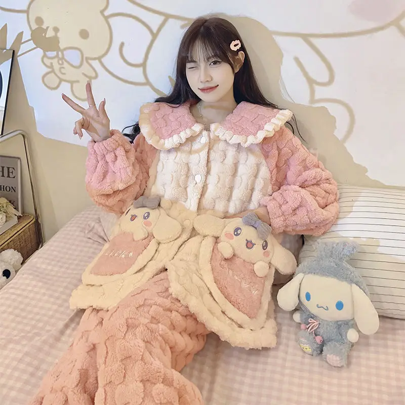 Sanrio пижамы из кораллового флиса Cinnamoroll, утепленный осенне-зимний комплект с длинными рукавами, зимняя милая плюшевая домашняя одежда с фланцем, хит продаж
Sanrio пижамы из кораллового флиса Cinnamoroll, утепленный осенне-зимний комплект с длинными рукавами, зимняя милая плюшевая домашняя одежда с фланцем, хит продаж