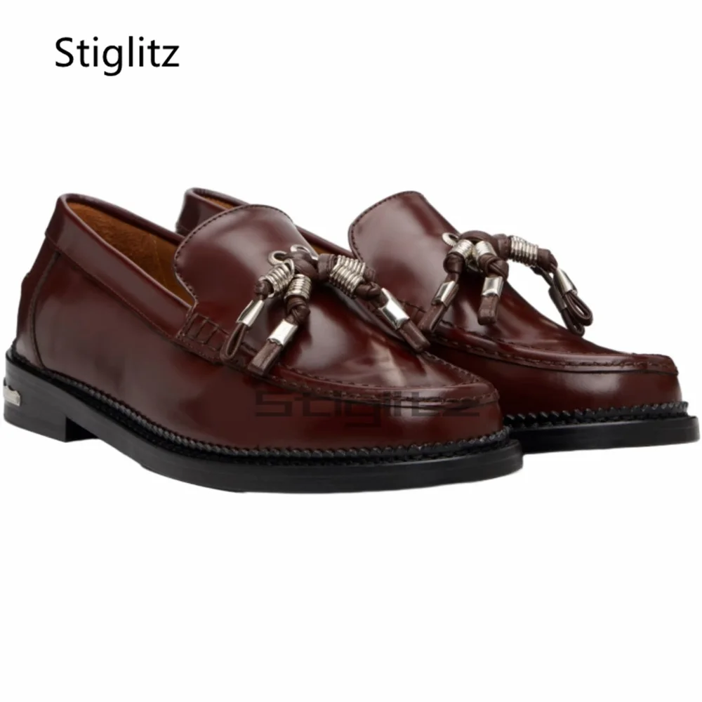 Черная деловая обувь из натуральной кожи для мужчин, лоферы с кисточками, однотонный металлический декор, весенне-осенняя повседневная обувь для работы и вечеринок
Черная деловая обувь из натуральной кожи для мужчин, лоферы с кисточками, однотонный металлический декор, весенне-осенняя повседневная обувь для работы и вечеринок