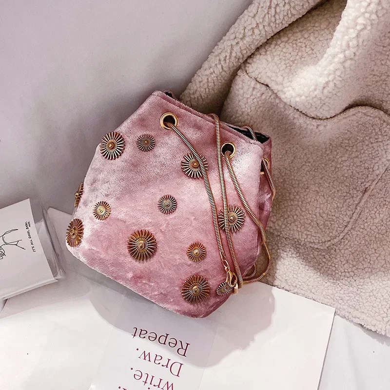 New Women's Shoulder Bags Bucket Bag Elegant Velvet Handbag Tote Crossbody Bag with Golden Chain Shoulder Strap
New Women's Shoulder Bags Bucket Bag Elegant Velvet Handbag Tote Crossbody Bag with Golden Chain Shoulder Strap