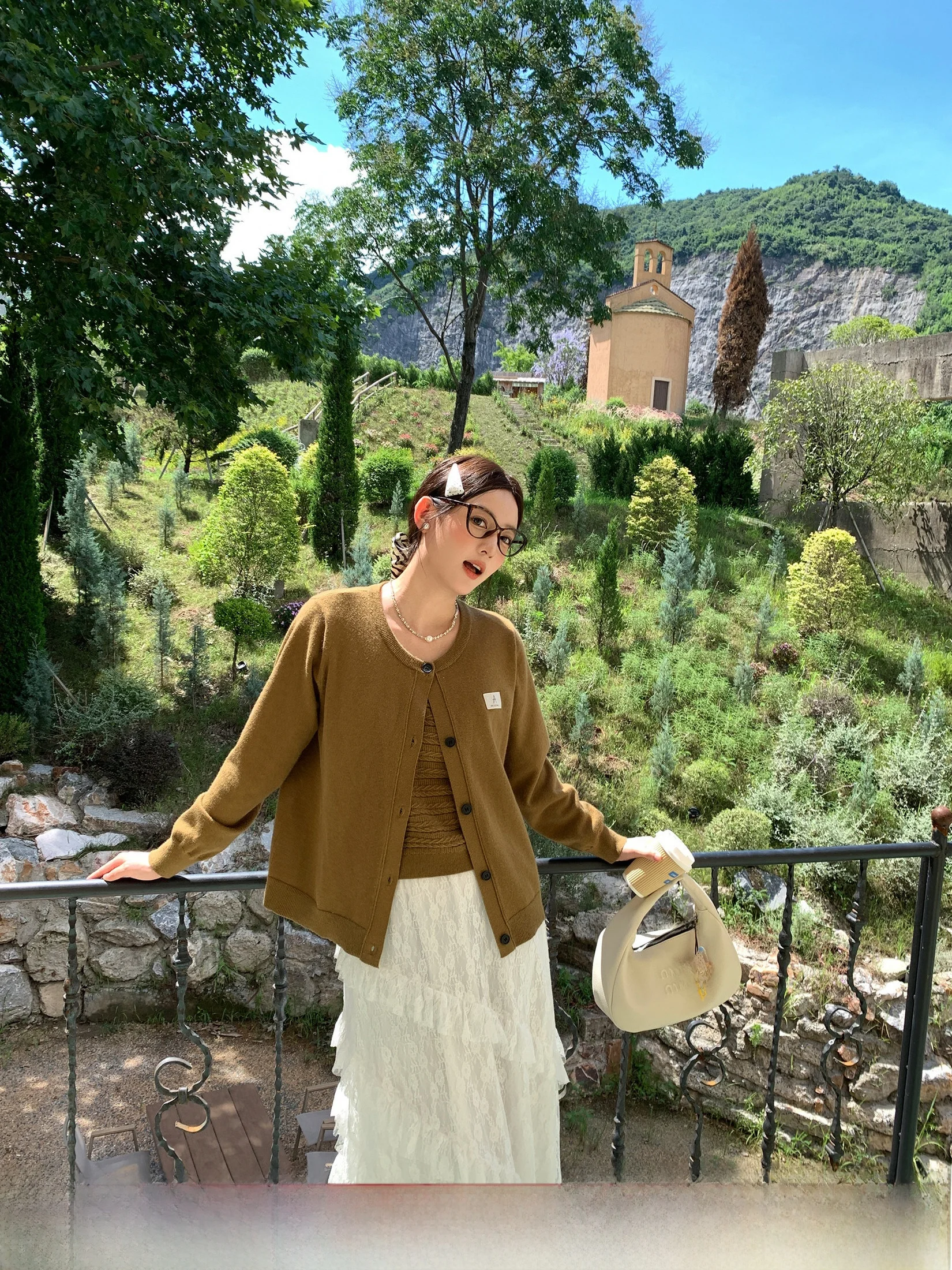 Lixiaoa Wed Magazine Knitted Knit Sweater Women's Autumn Large Size High-End Feelings Set Strap Vest Twist Flower Design
Lixiaoa Wed Magazine Knitted Knit Sweater Women's Autumn Large Size High-End Feelings Set Strap Vest Twist Flower Design