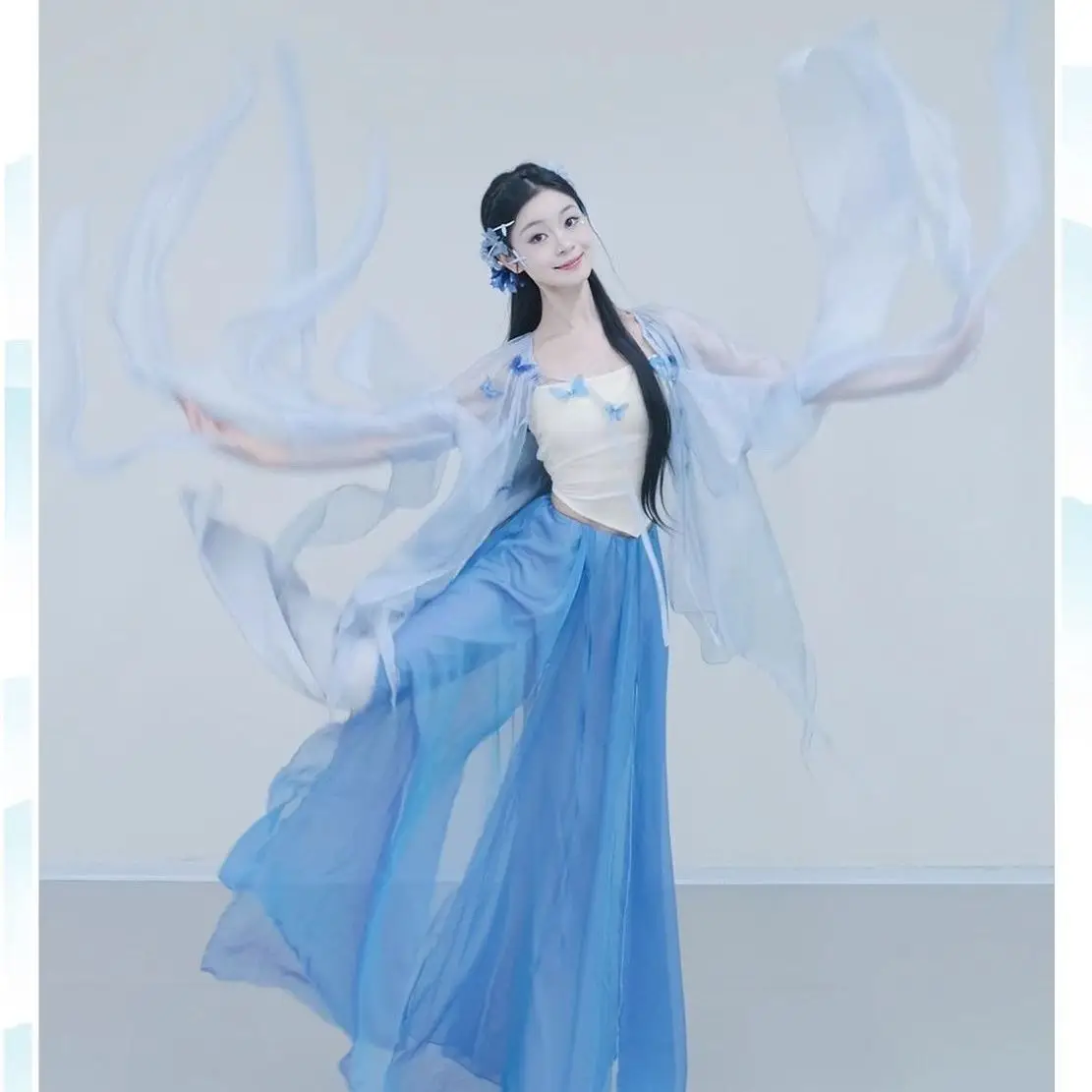 Комплект танцевального костюма Ethereal Flow — прозрачная накидка и многослойные брюки-кюлоты, классический танцевальный костюм в древнем китайском стиле
Комплект танцевального костюма Ethereal Flow — прозрачная накидка и многослойные брюки-кюлоты, классический танцевальный костюм в древнем китайском стиле