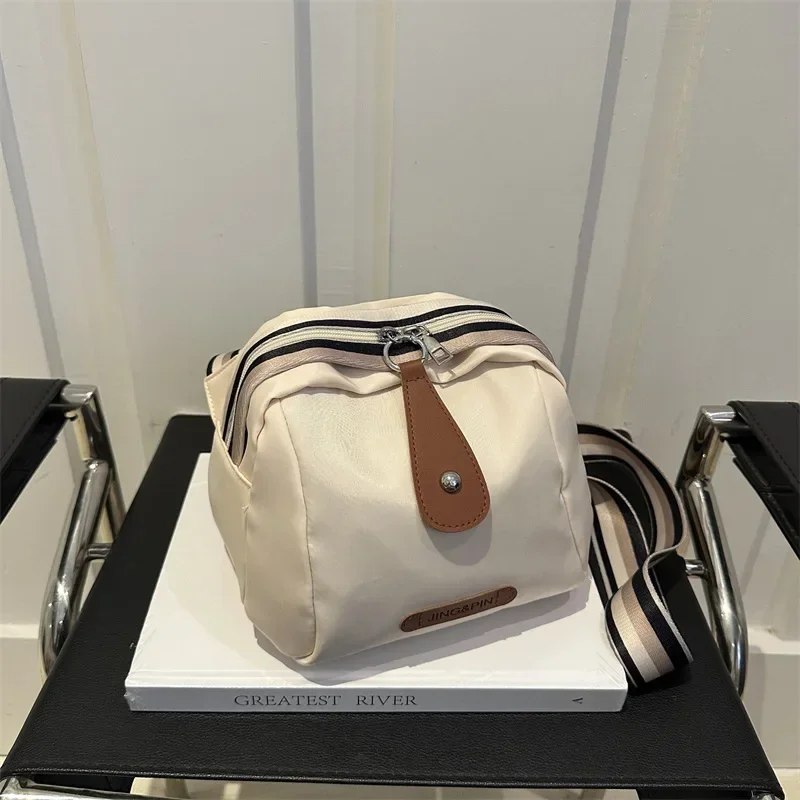 Waterproof nylon cloth messenger bag, women's large-capacity wide shoulder strap shoulder bag
Waterproof nylon cloth messenger bag, women's large-capacity wide shoulder strap shoulder bag