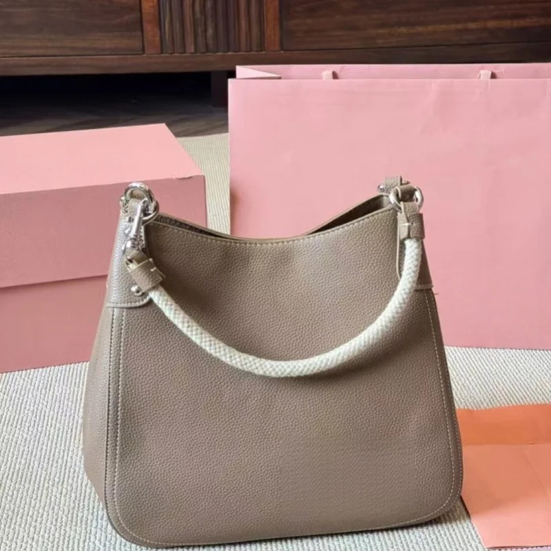 High-quality bucket bags 2025 leather summer new niche design one-shoulder messenger bag advanced sense woven hand-held handbags
High-quality bucket bags 2025 leather summer new niche design one-shoulder messenger bag advanced sense woven hand-held handbags