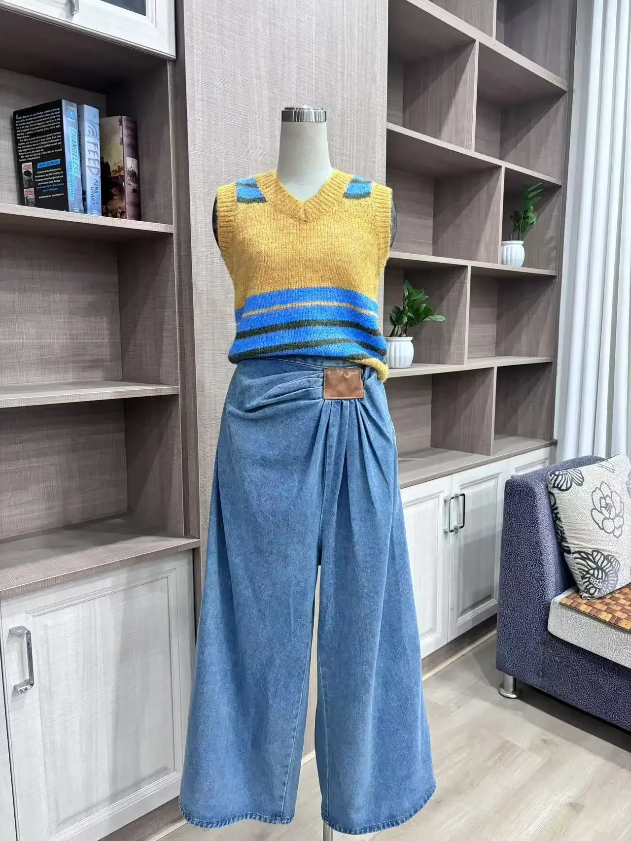 American Wide Leg Denim Pants For Women In Spring And Autumn, Fashionable Pleated Design, Loose Floor Length Pants 
American Wide Leg Denim Pants For Women In Spring And Autumn, Fashionable Pleated Design, Loose Floor Length Pants