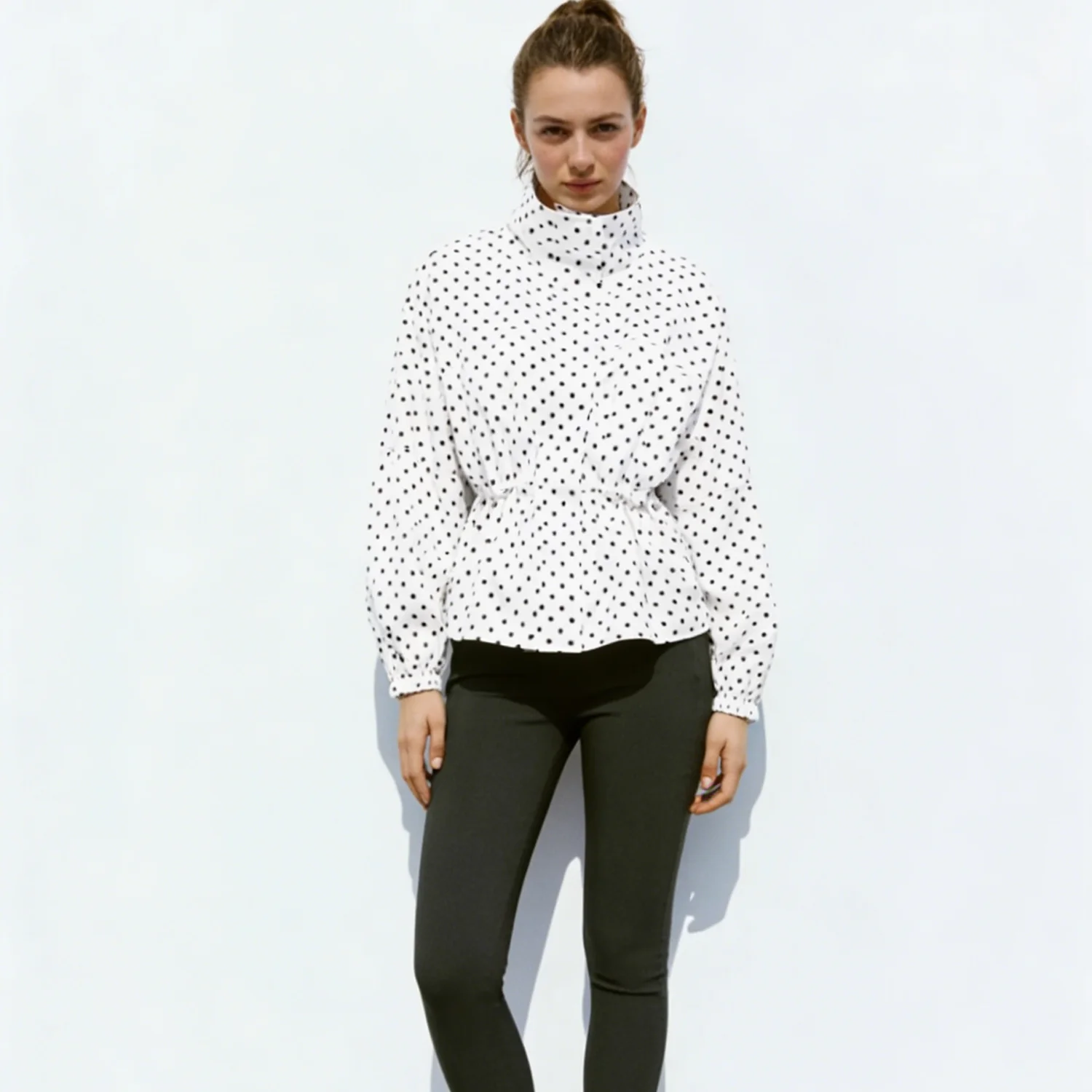 LIMO 2026 Woman Polka dot high neck jacket, adjustable drawstring waist, and classic polka dots. ideal for work or weekends.
LIMO 2026 Woman Polka dot high neck jacket, adjustable drawstring waist, and classic polka dots. ideal for work or weekends.