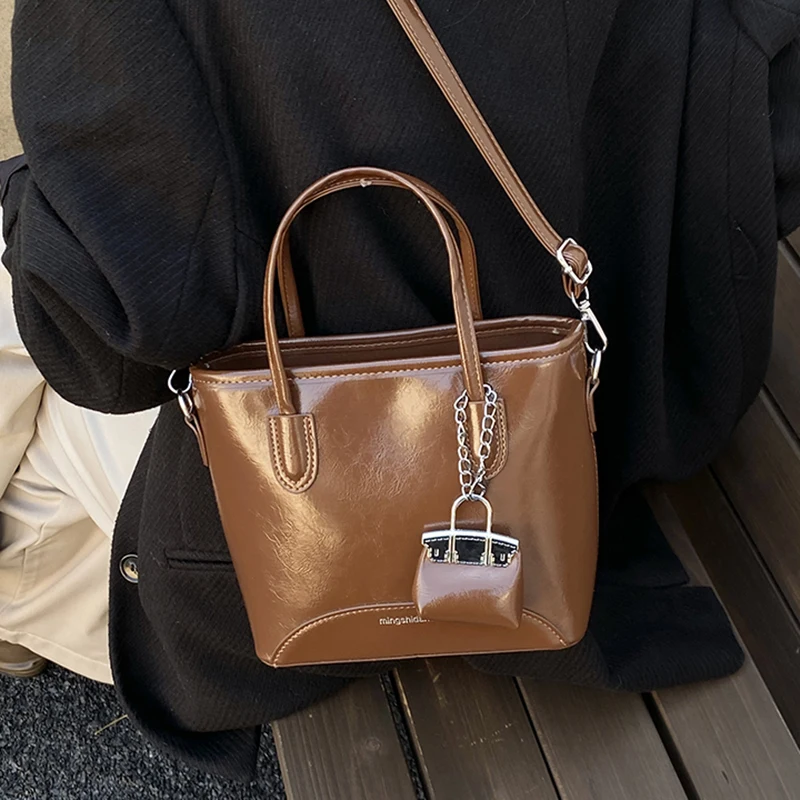 Винтажная кожаная сумка-тоут с масляным воском, новинка 2026, женская сумка-мешок, универсальная сумка через плечо, высококачественная сумка через плечо
Винтажная кожаная сумка-тоут с масляным воском, новинка 2026, женская сумка-мешок, универсальная сумка через плечо, высококачественная сумка через плечо