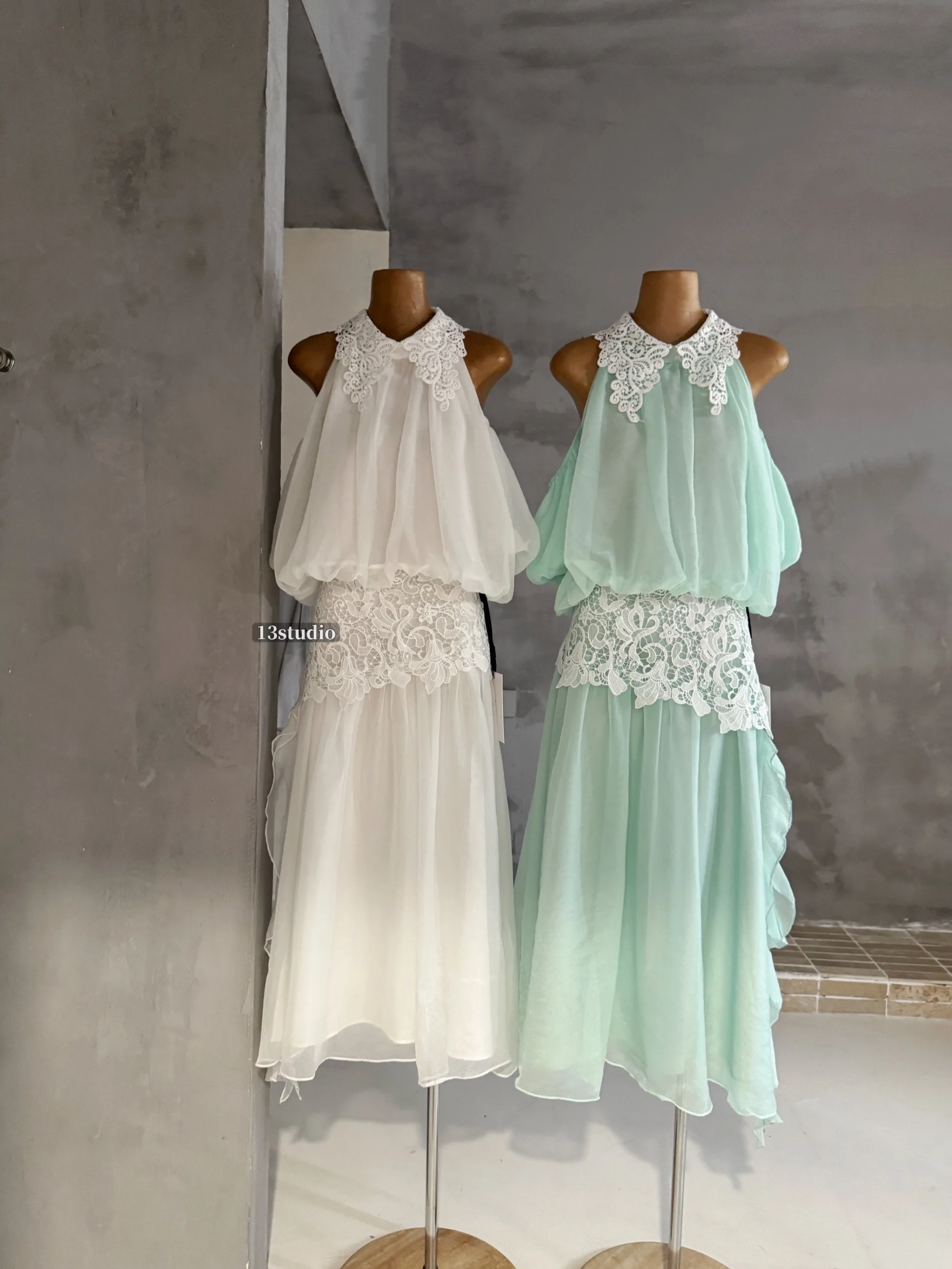 Women's Summer Elegant Lace Patchwork Two Pieces Skirt Set Lady Halter Neck Sleeveless Blouse Top + A Line Skirt
Women's Summer Elegant Lace Patchwork Two Pieces Skirt Set Lady Halter Neck Sleeveless Blouse Top + A Line Skirt