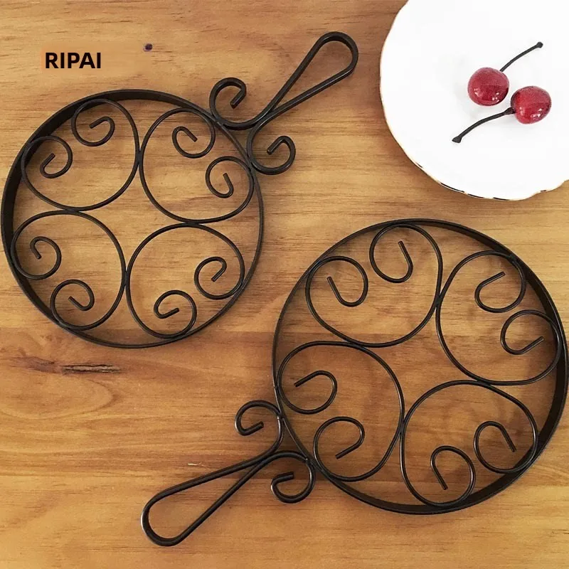 High-Temperature Resistant Iron Art Cup Mat Stand Heat Insulation Pad with Handle Anti-Scalding Table Mat Home Use
High-Temperature Resistant Iron Art Cup Mat Stand Heat Insulation Pad with Handle Anti-Scalding Table Mat Home Use