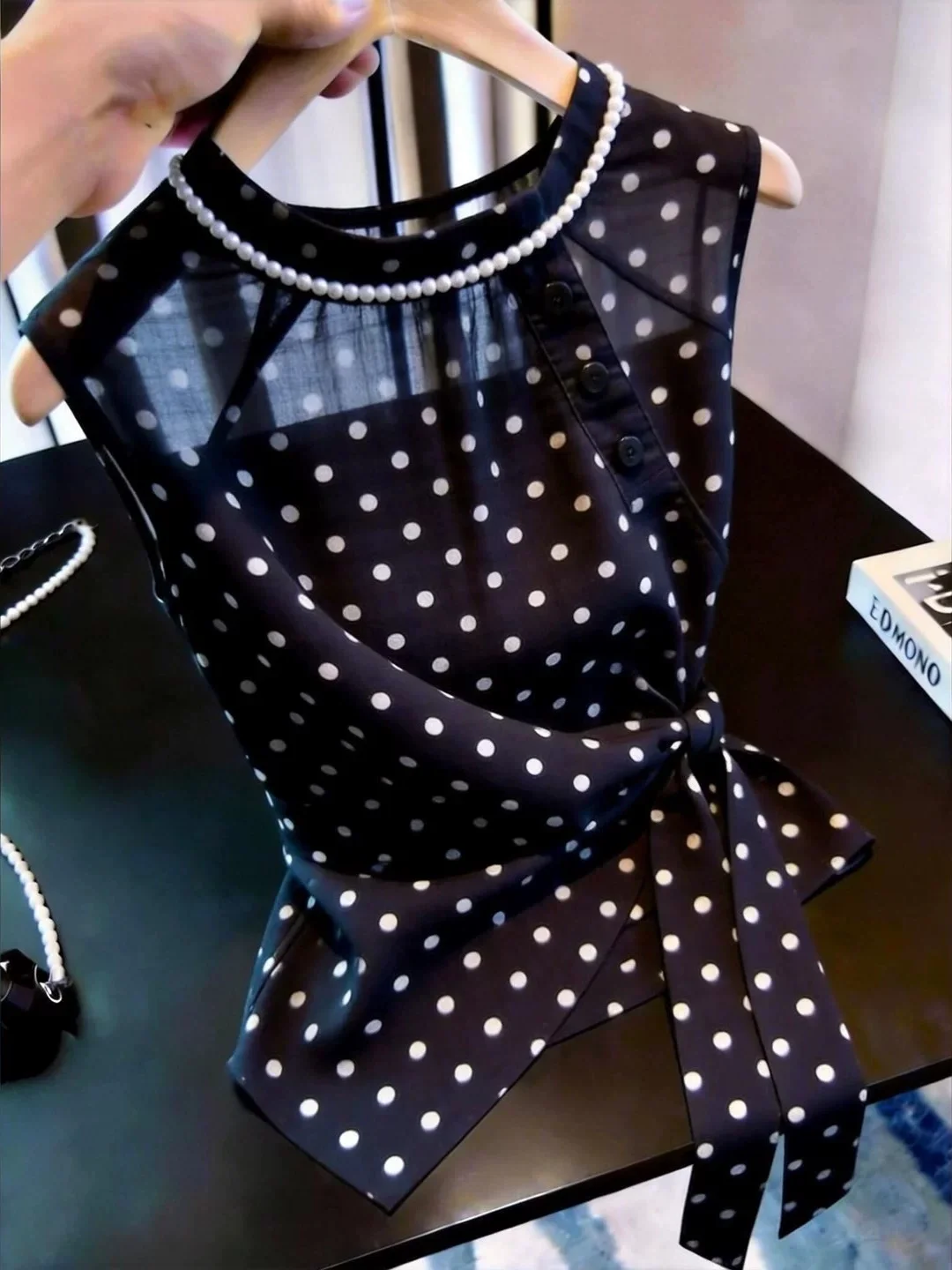 Elegant round Neck Beaded Polka Dot Waist Cinched Sleeveless Vest Shirt Lightweight Slimming Summer Top for Women
Elegant round Neck Beaded Polka Dot Waist Cinched Sleeveless Vest Shirt Lightweight Slimming Summer Top for Women