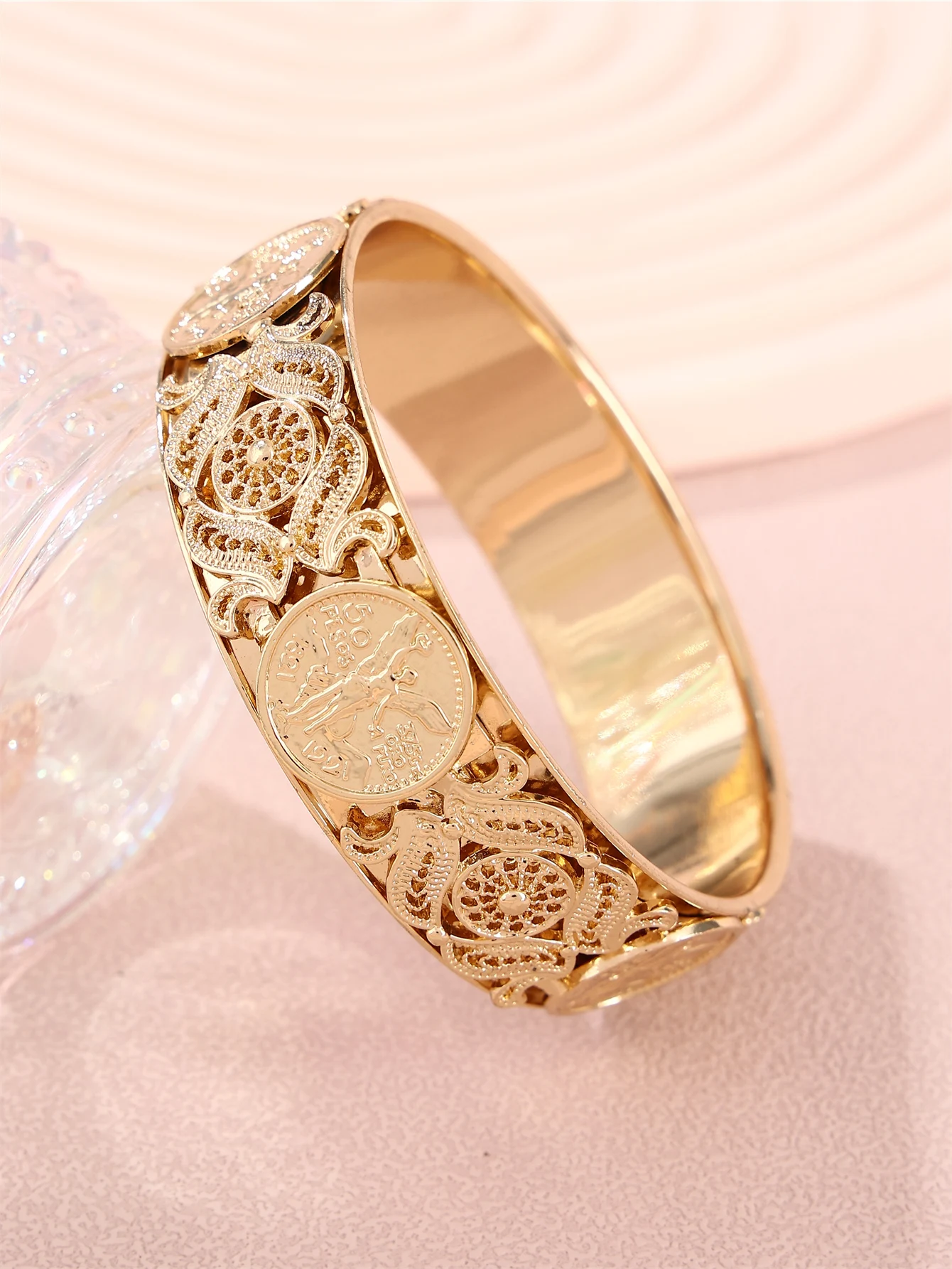 Middle Eastern golden thick metal bracelet for ladies, brides, weddings, banquets, festivals, daily wear accessories
Middle Eastern golden thick metal bracelet for ladies, brides, weddings, banquets, festivals, daily wear accessories