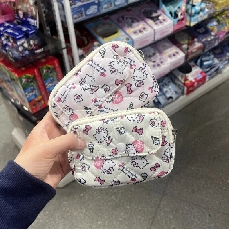 Новая аниме-периферийная милая мультяшная кукла Hello Kitty, универсальная маленькая сумка для карт с высоким внешним видом, сумка для хранения наушников, подарок
Новая аниме-периферийная милая мультяшная кукла Hello Kitty, универсальная маленькая сумка для карт с высоким внешним видом, сумка для хранения наушников, подарок