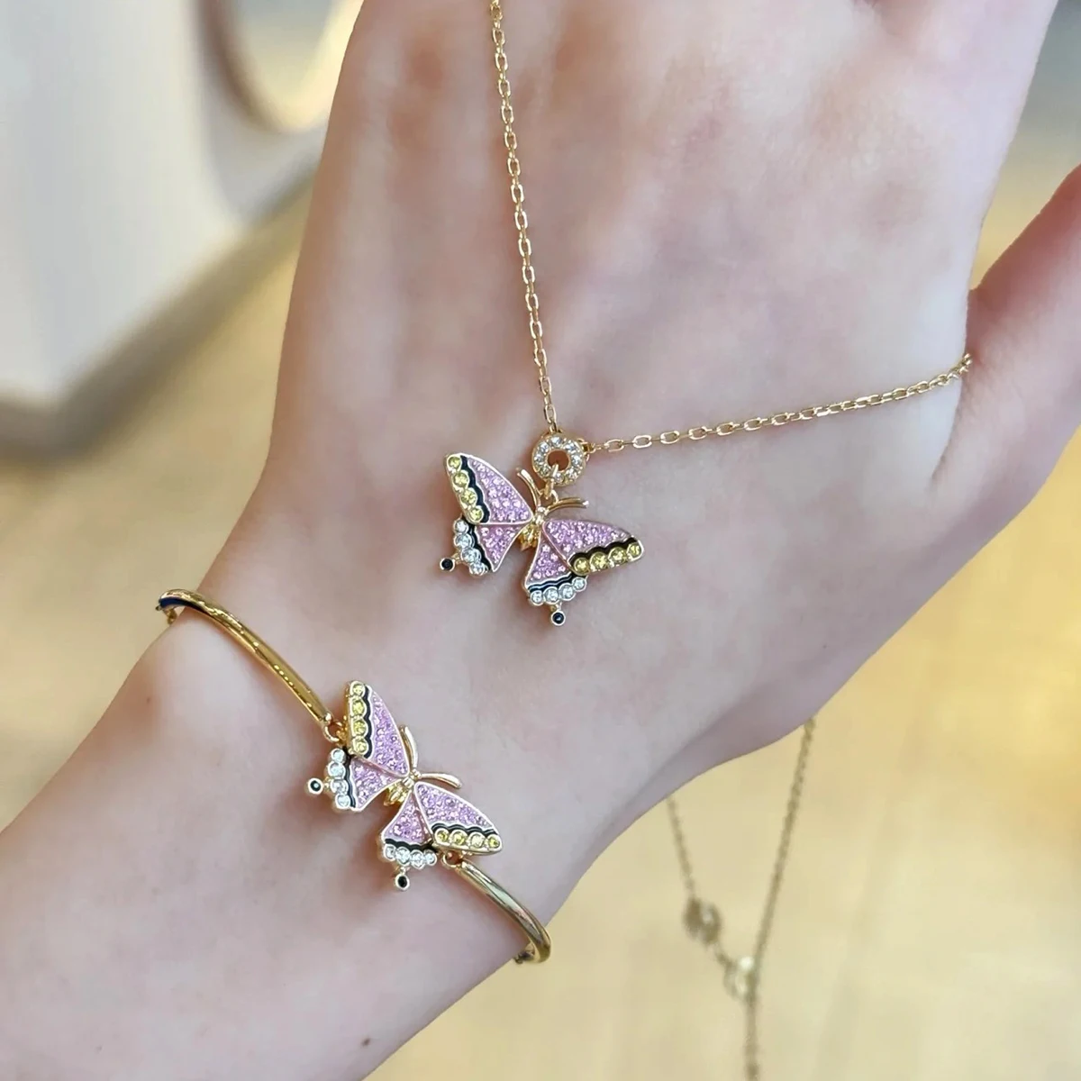 Роскошный комплект ювелирных изделий с бабочками, женский браслет, ожерелье, серьги, юбилей высокой моды, Рождество, подарок на вечеринку
Роскошный комплект ювелирных изделий с бабочками, женский браслет, ожерелье, серьги, юбилей высокой моды, Рождество, подарок на вечеринку